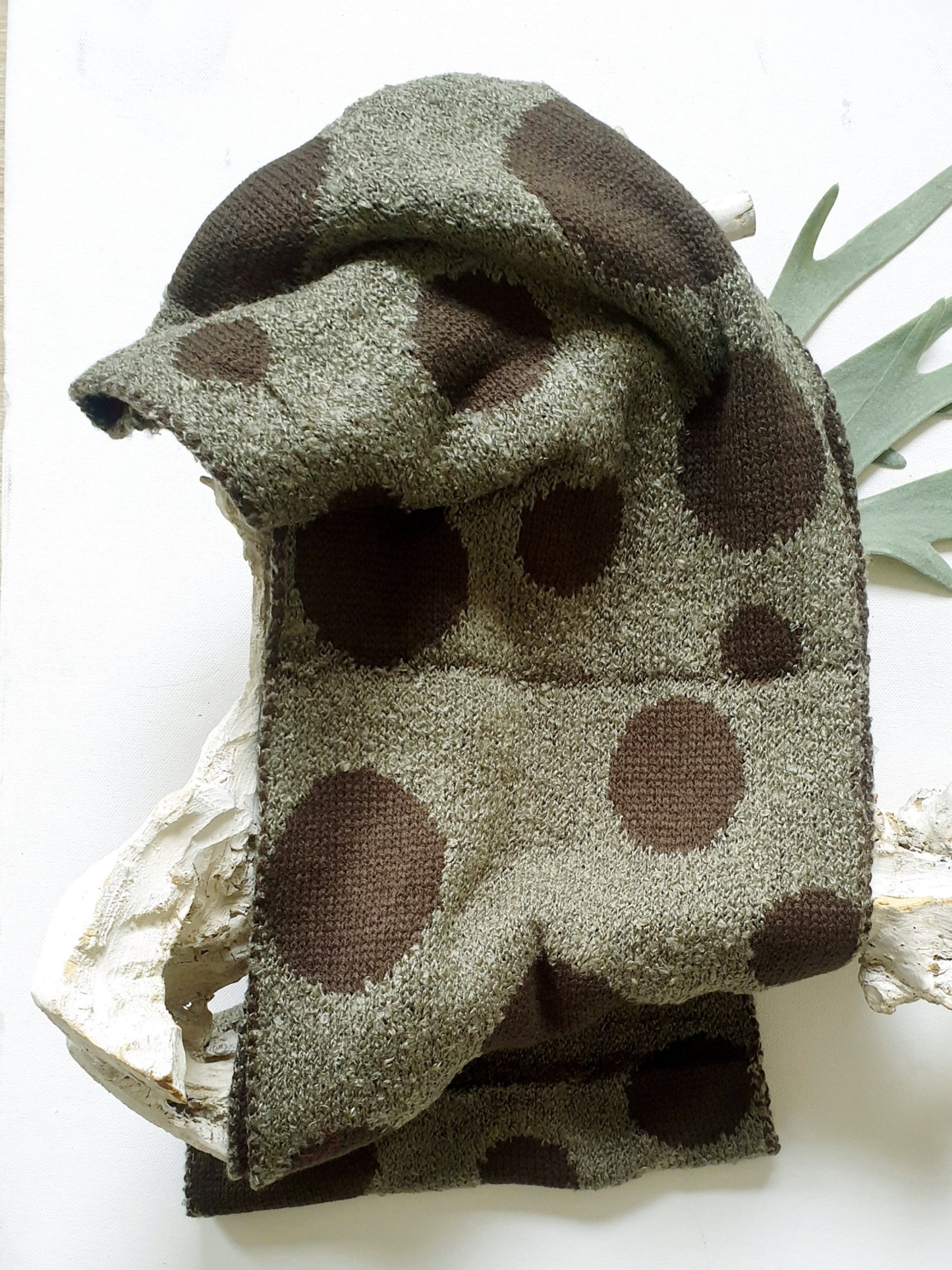 strickschal-loop-braun-oliv mit Punkten