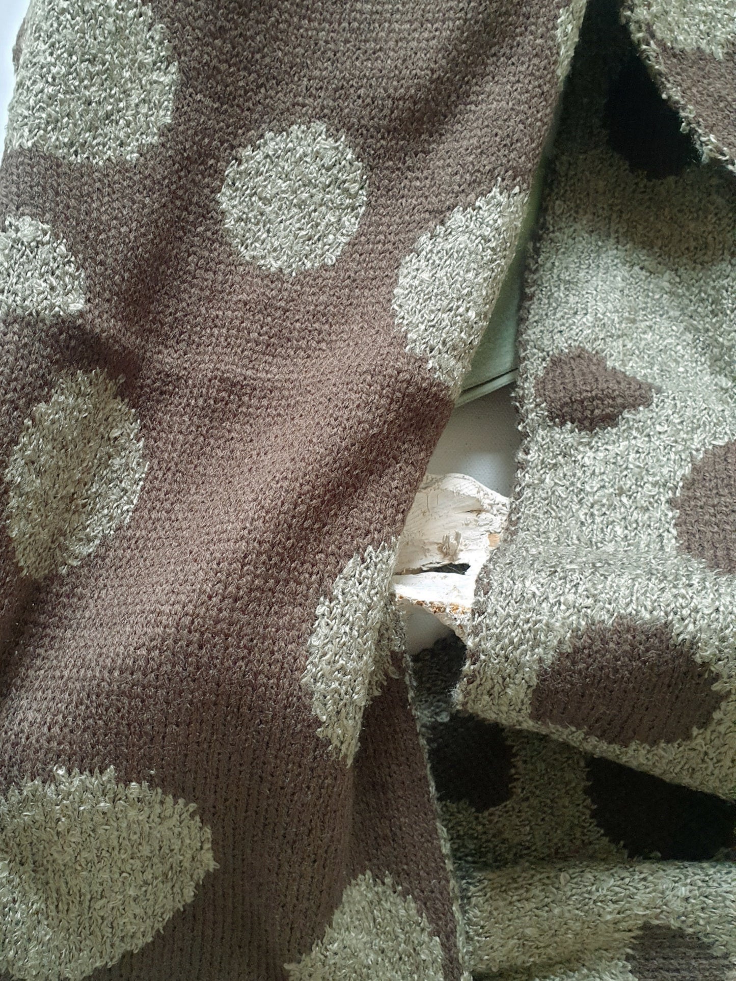 strickschal-loop-braun-oliv mit Punkten