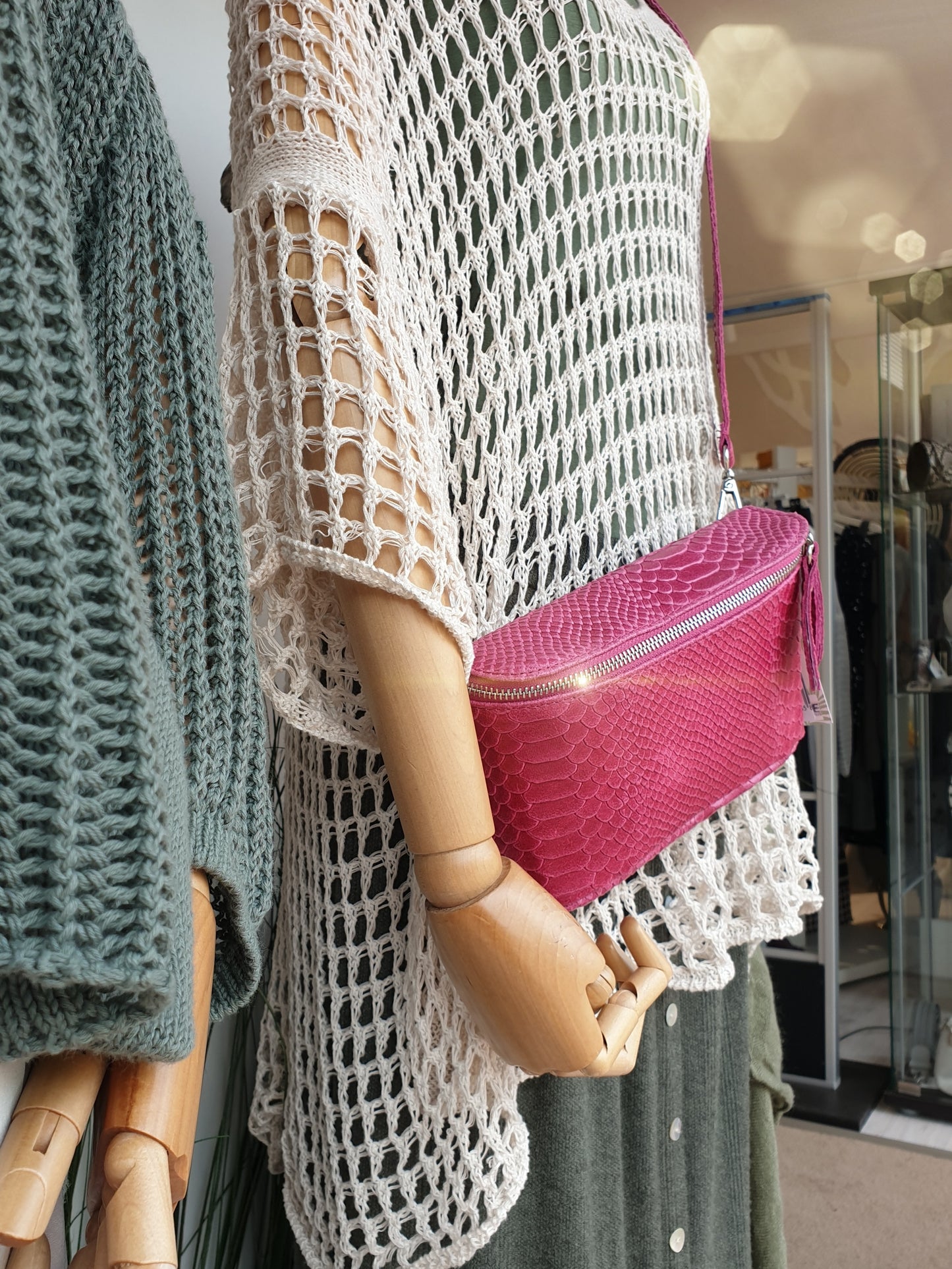 Bauchtasche Crossbody Leder mit Schlangenprägung in Pink