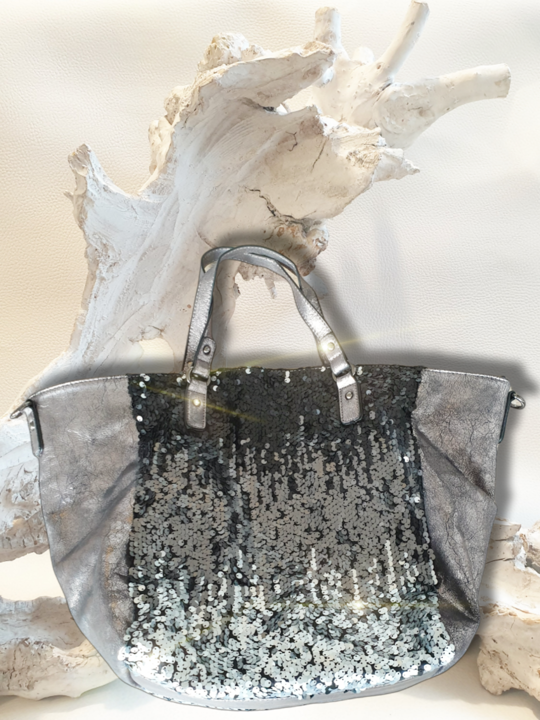 Große Ledertasche mit Pailletten in Grau Silber