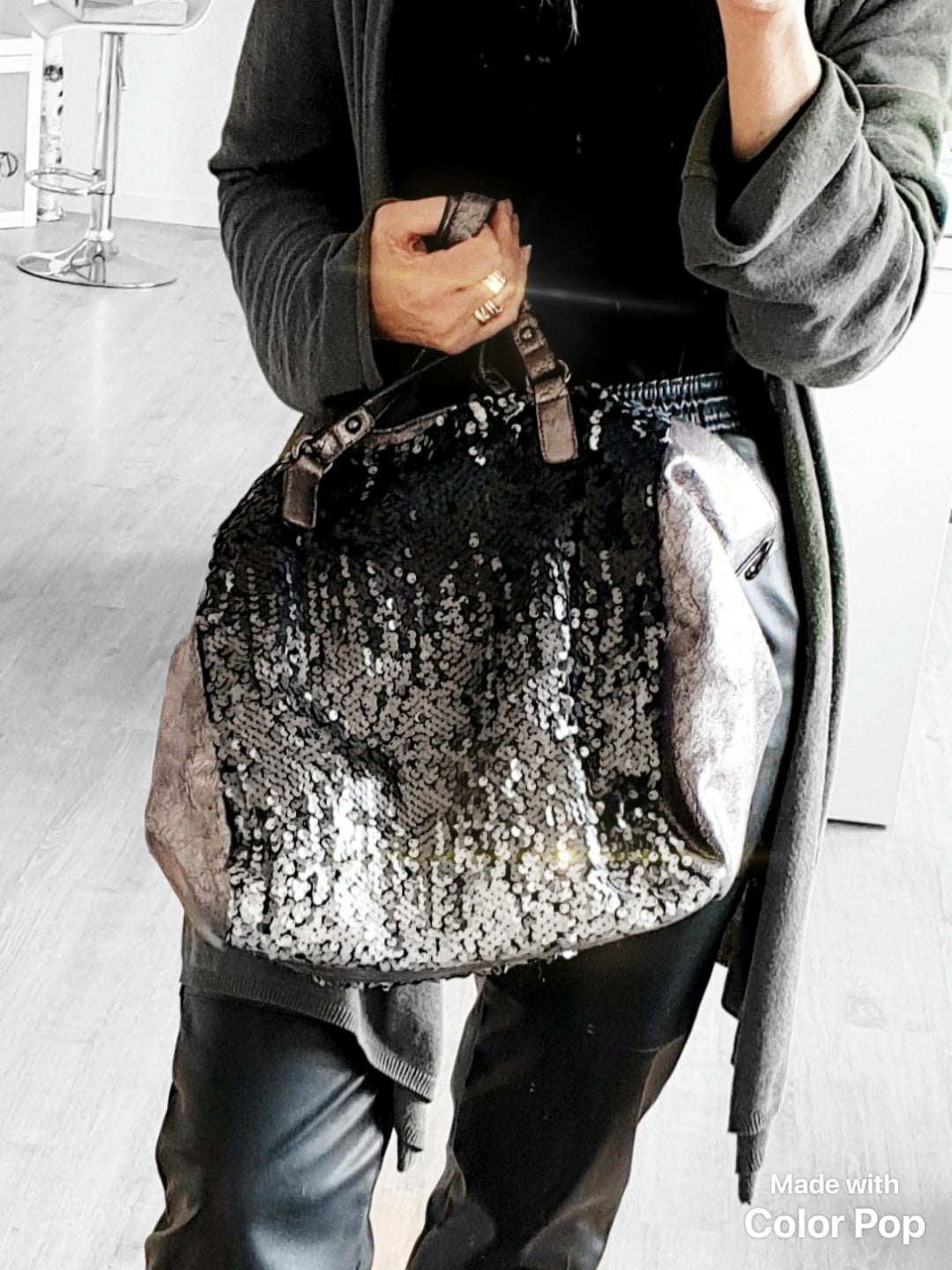 Große Ledertasche mit Pailletten in Grau Silber