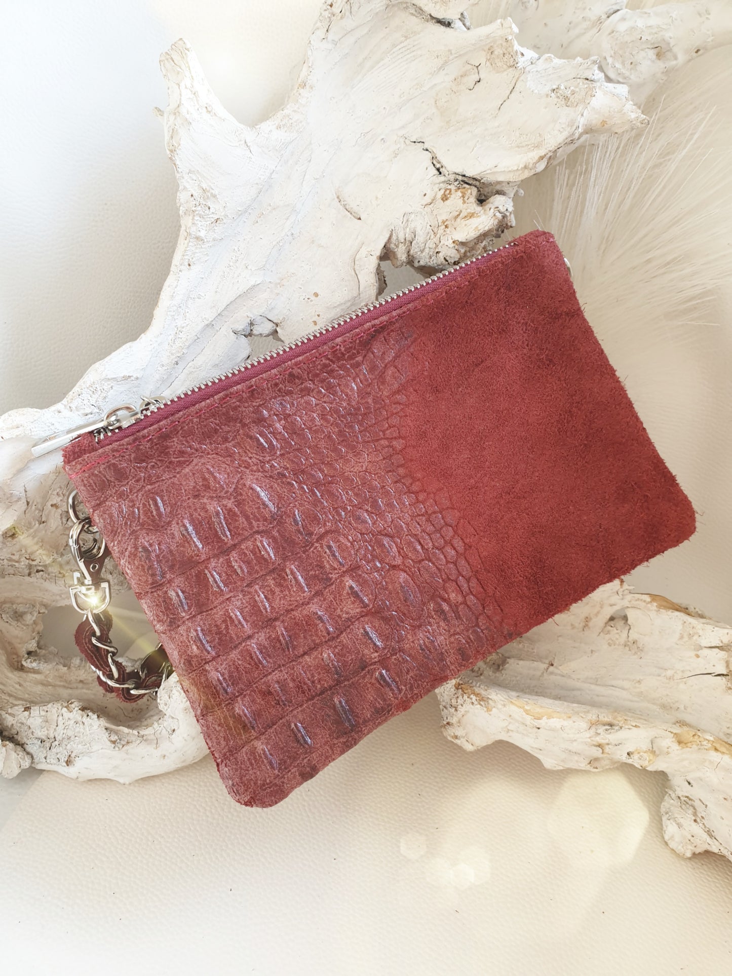 Umhängetasche Clutch aus Wildleder mit Krokoprägung und drei getrennten Fächern in Rot