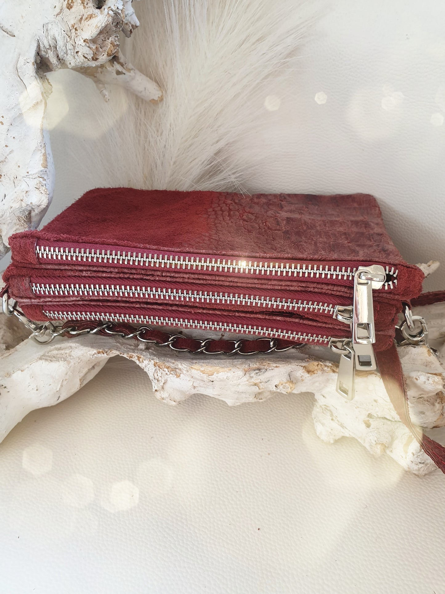 Umhängetasche Clutch aus Wildleder mit Krokoprägung und drei getrennten Fächern in Rot
