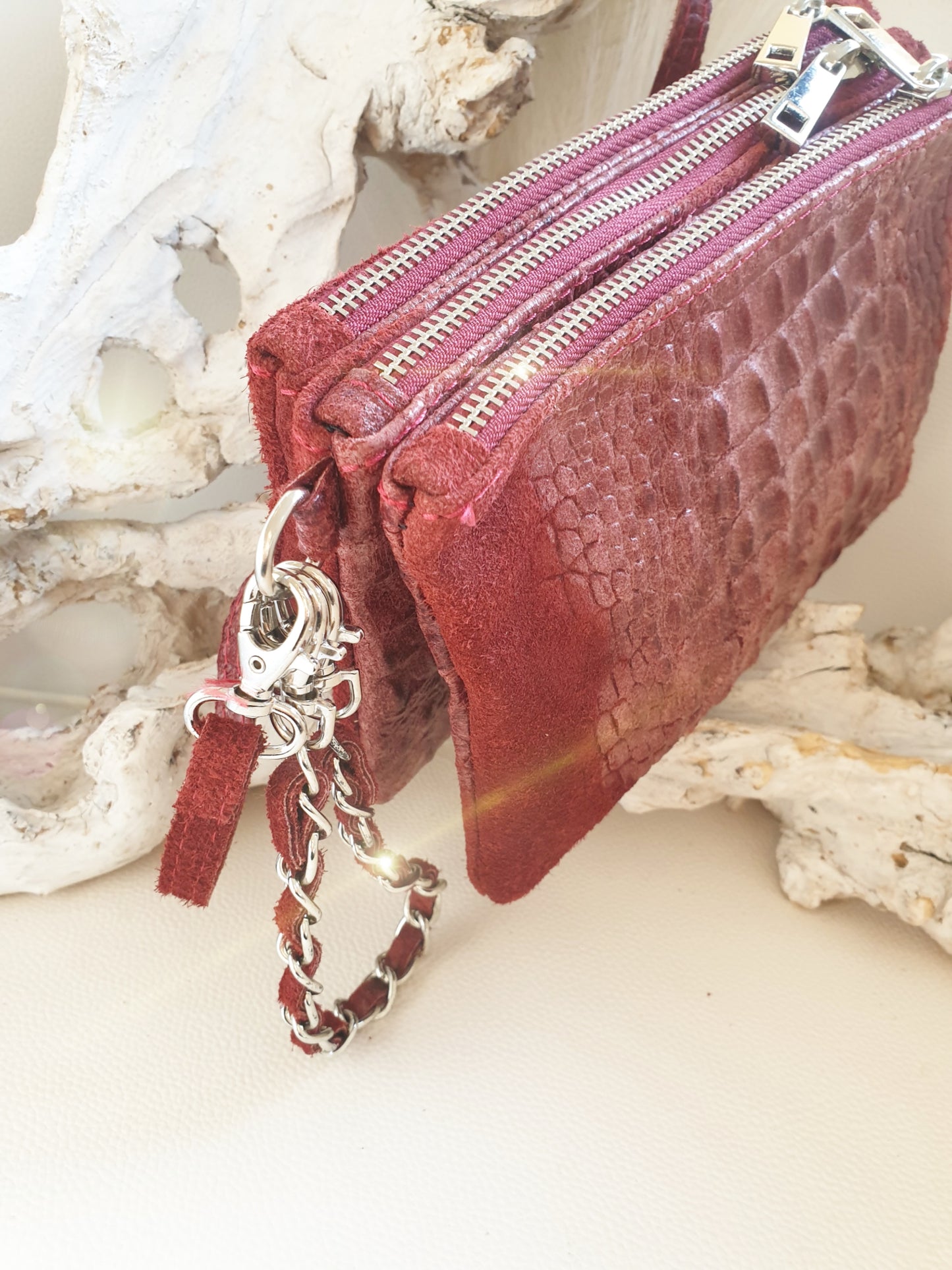 Umhängetasche Clutch aus Wildleder mit Krokoprägung und drei getrennten Fächern in Rot