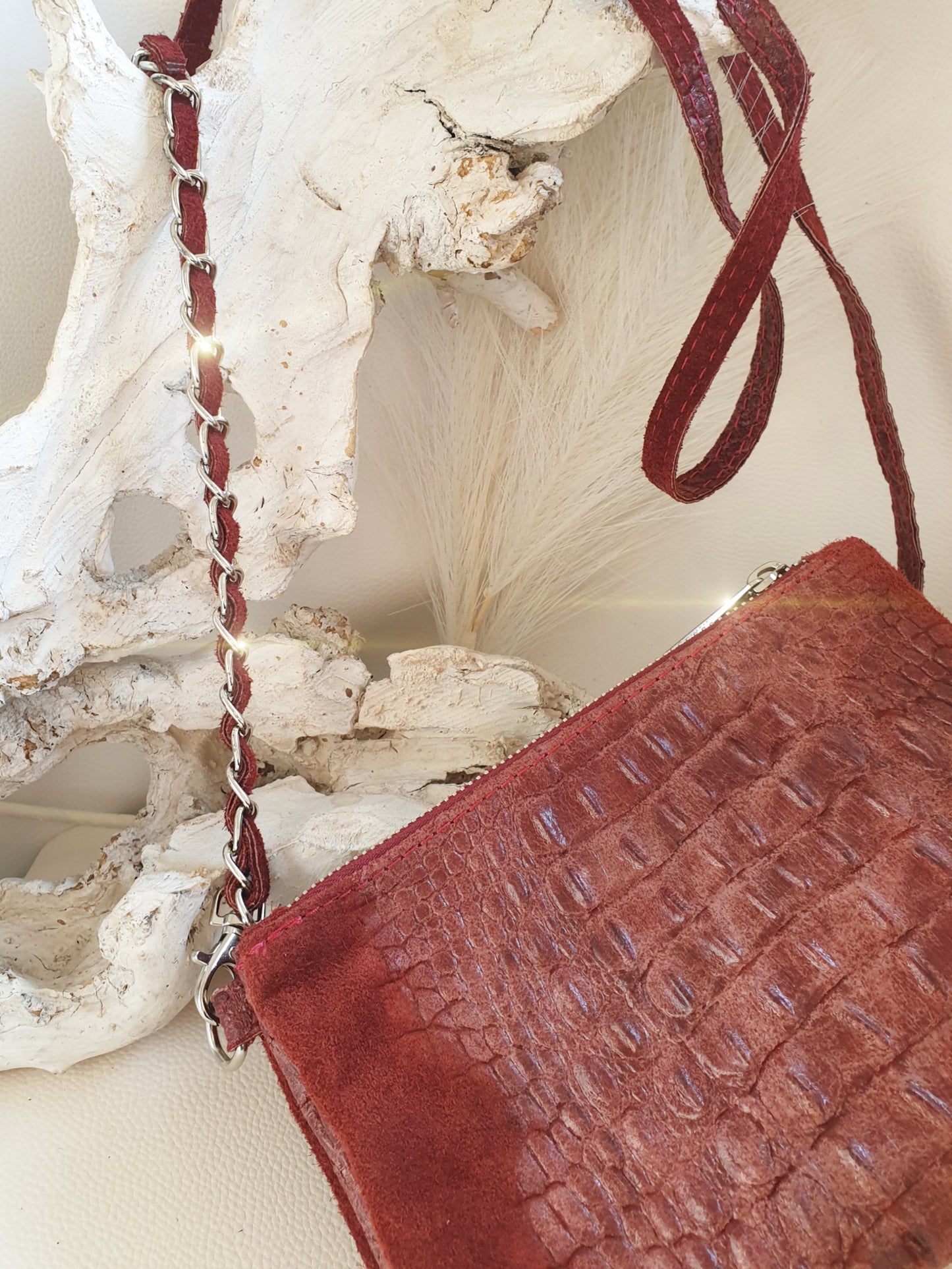 Umhängetasche Clutch aus Wildleder mit Krokoprägung und drei getrennten Fächern in Rot