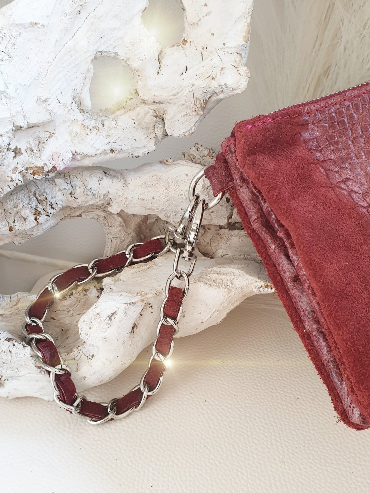 Umhängetasche Clutch aus Wildleder mit Krokoprägung und drei getrennten Fächern in Rot