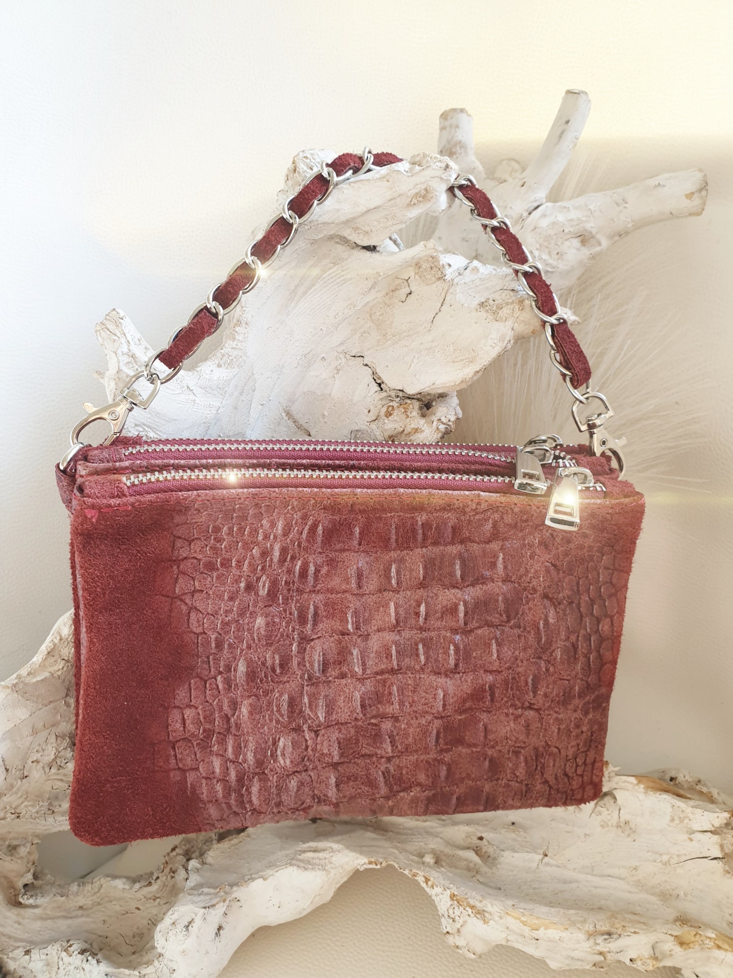 Umhängetasche Clutch aus Wildleder mit Krokoprägung und drei getrennten Fächern in Rot