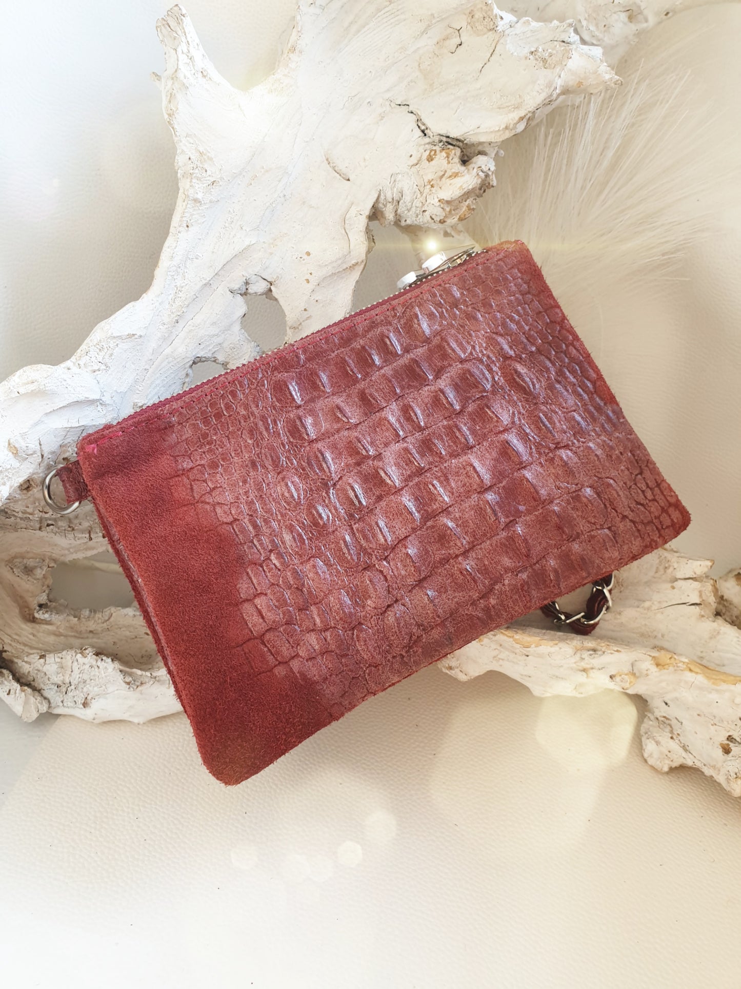 Umhängetasche Clutch aus Wildleder mit Krokoprägung und drei getrennten Fächern in Rot