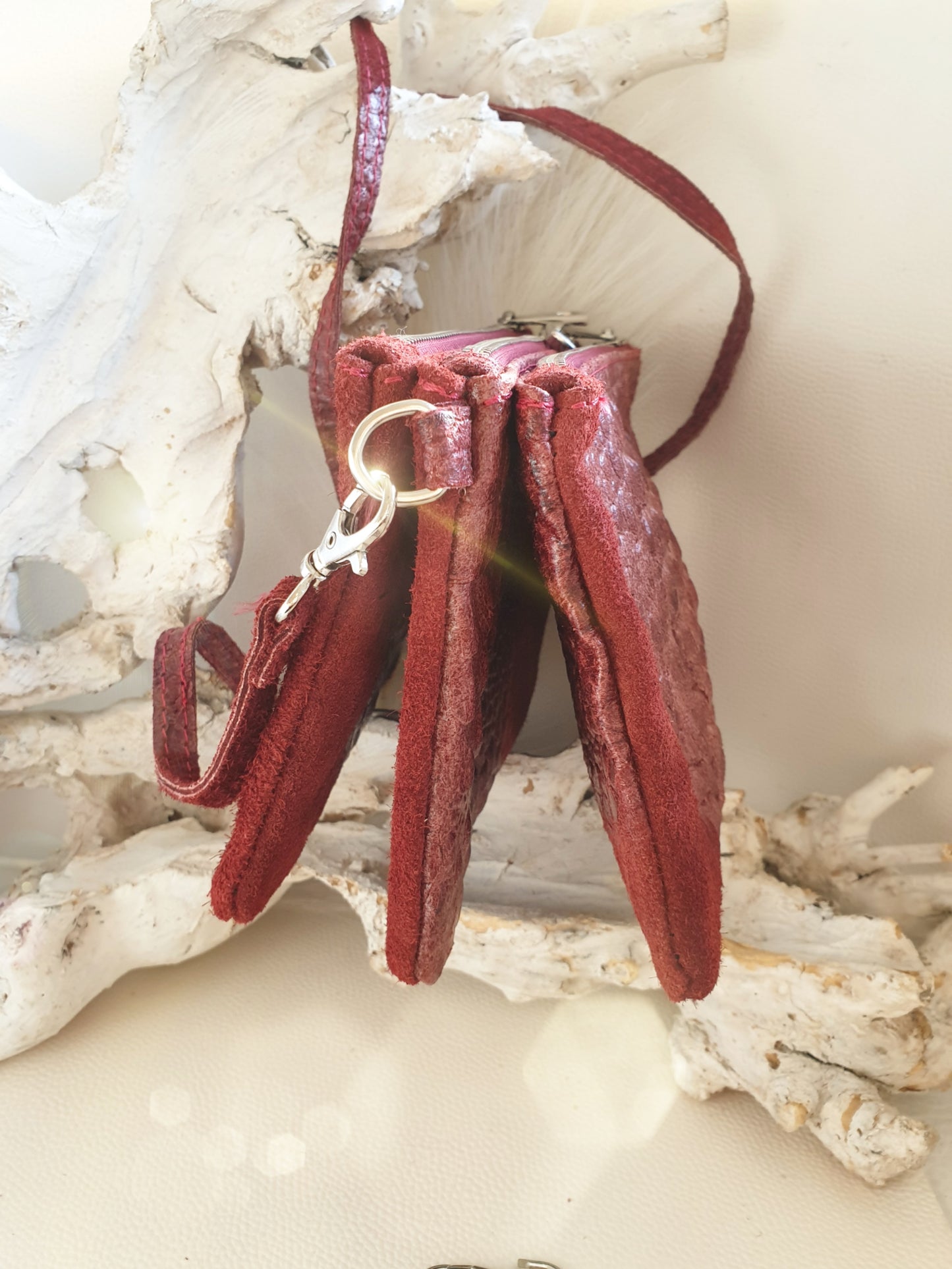 Umhängetasche Clutch aus Wildleder mit Krokoprägung und drei getrennten Fächern in Rot