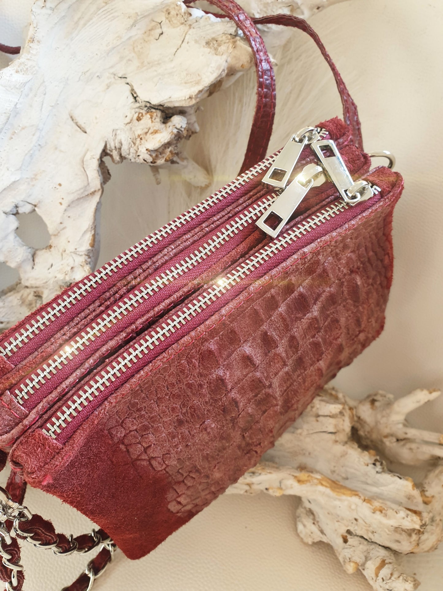 Umhängetasche Clutch aus Wildleder mit Krokoprägung und drei getrennten Fächern in Rot