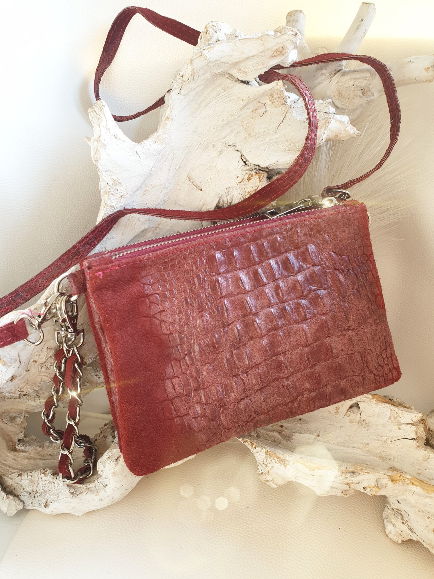 Umhängetasche Clutch aus Wildleder mit Krokoprägung und drei getrennten Fächern in Rot