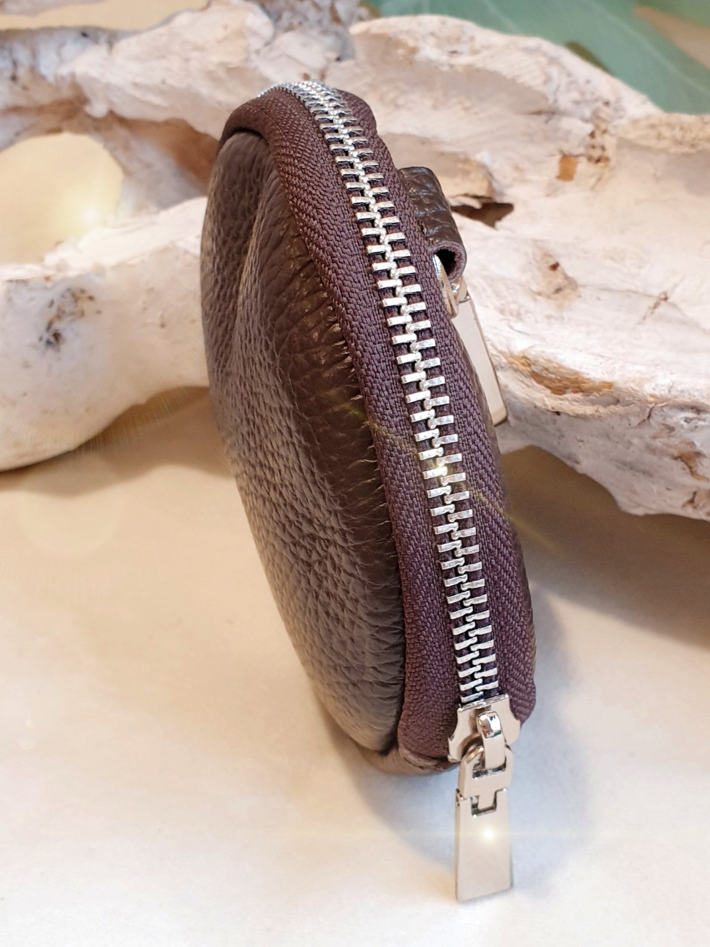 Taschenanhänger oder Schlüsselanhänger rund aus Leder in Braun