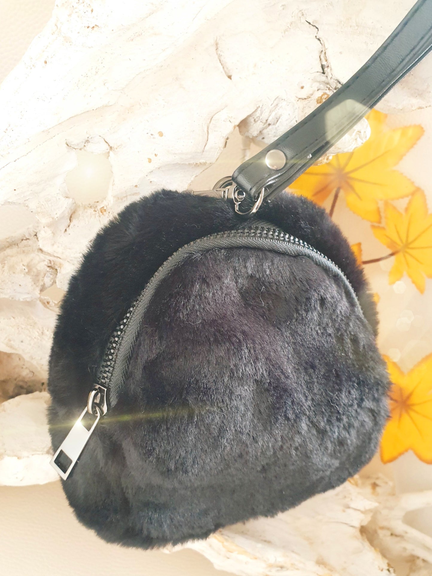 Mini bag taschenanhänger oder Schlüsselanhänger aus Kunstfell in Schwarz