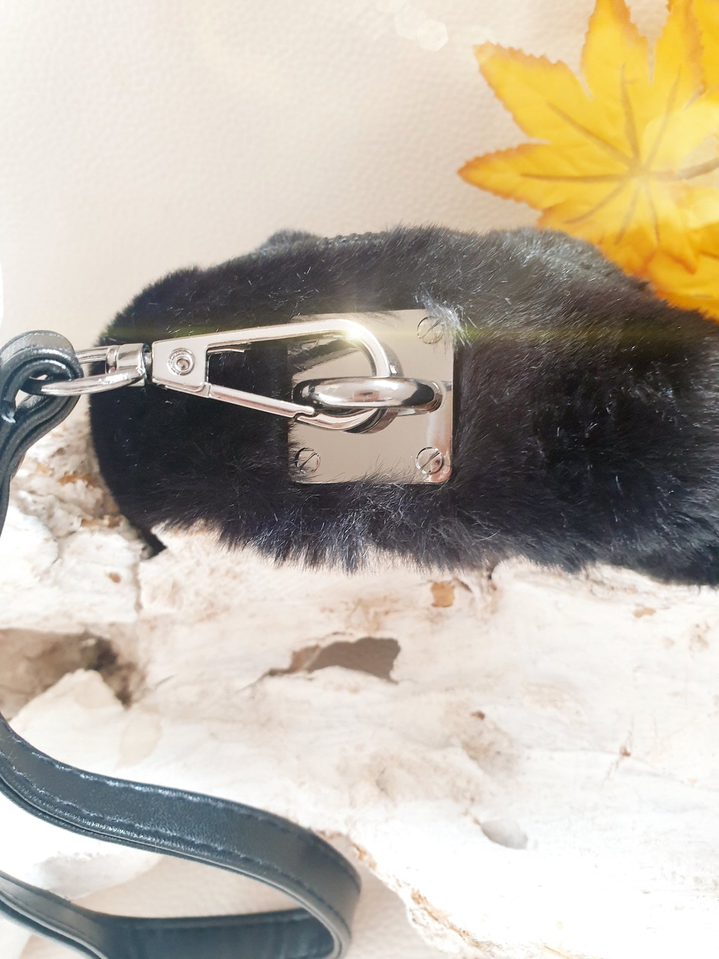 Mini bag taschenanhänger oder Schlüsselanhänger aus Kunstfell in Schwarz