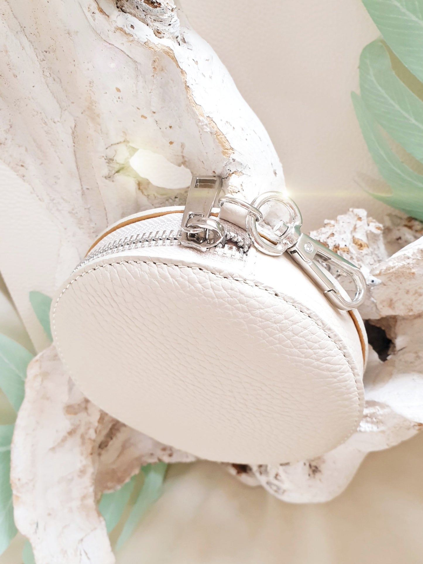 Taschenanhänger oder Schlüsselanhänger aus Leder mit Reißverschluss in Beige