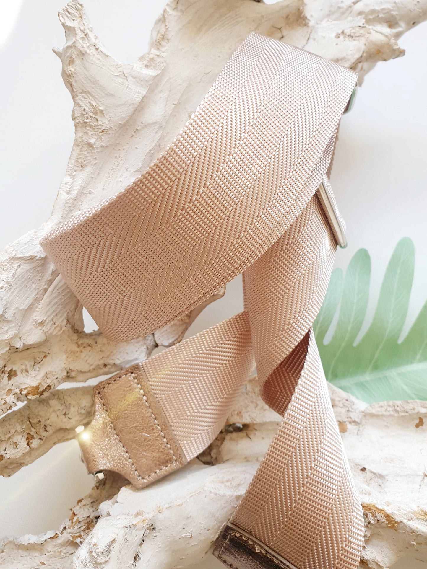 Breiter, einfarbiger Taschengurt einfarbig BEIGE mit Leder in BRONZE