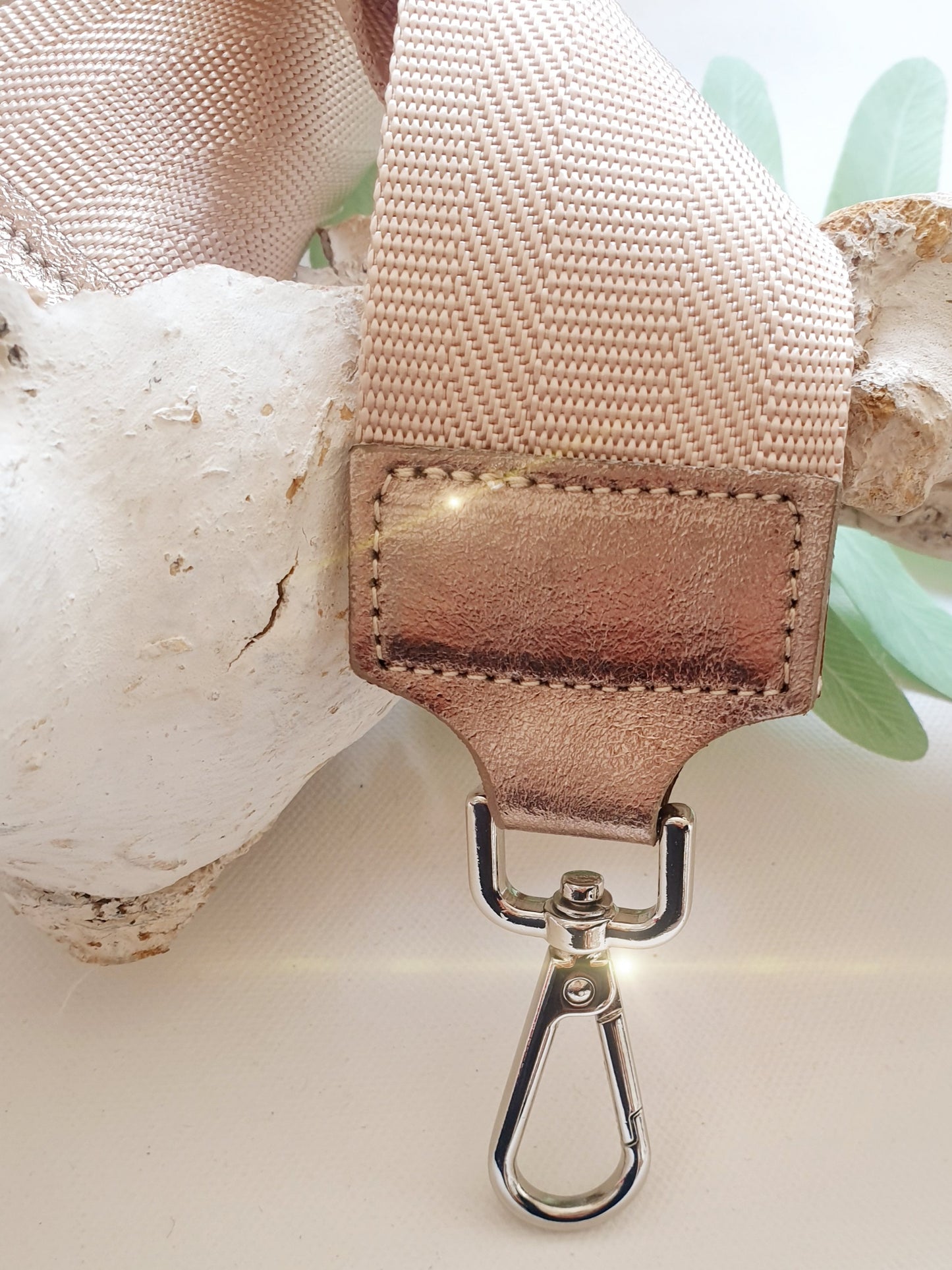 Breiter, einfarbiger Taschengurt einfarbig BEIGE mit Leder in BRONZE