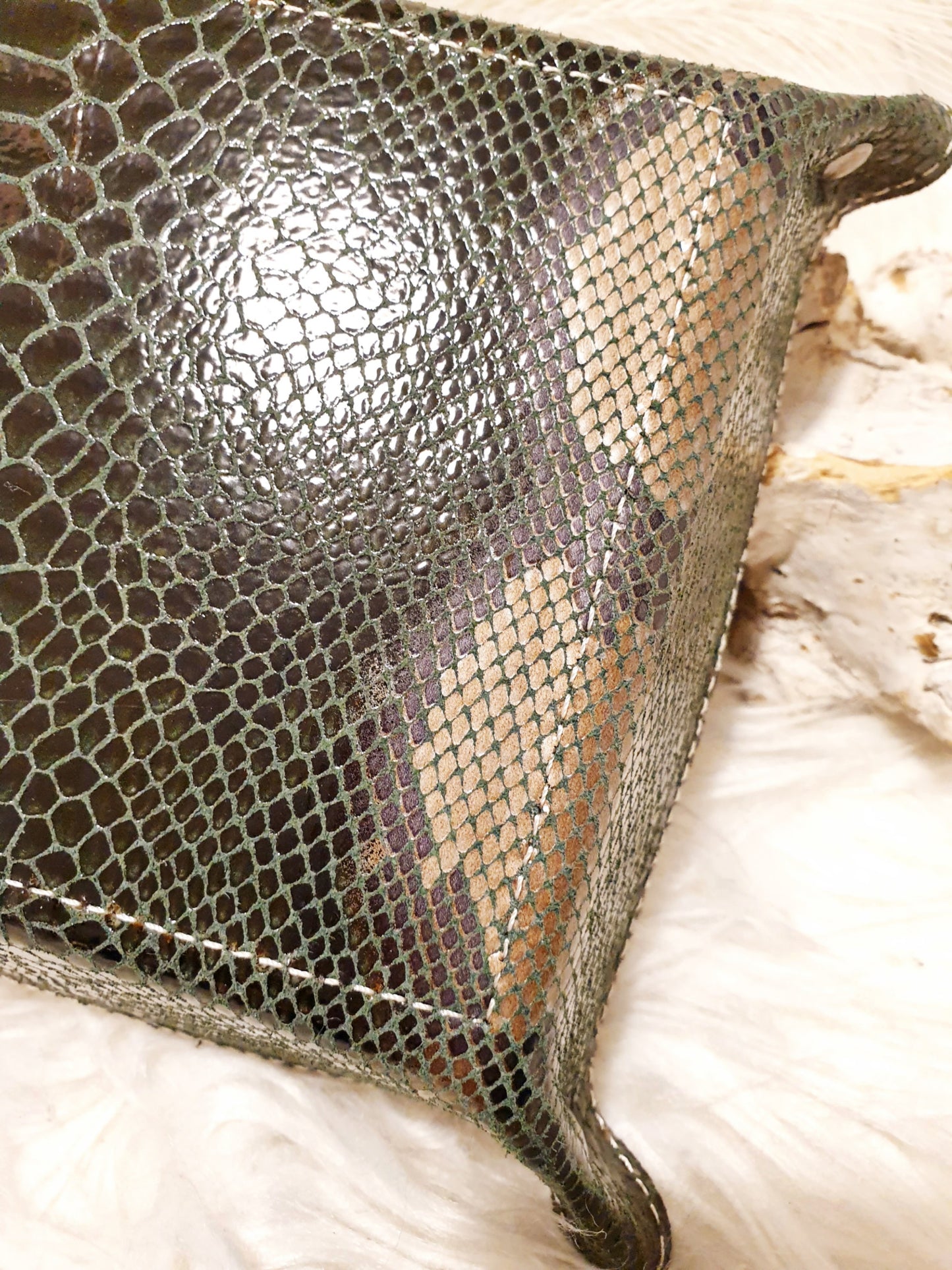 Taschenleerer Leder mit Schlangenprägung dunkelgrün