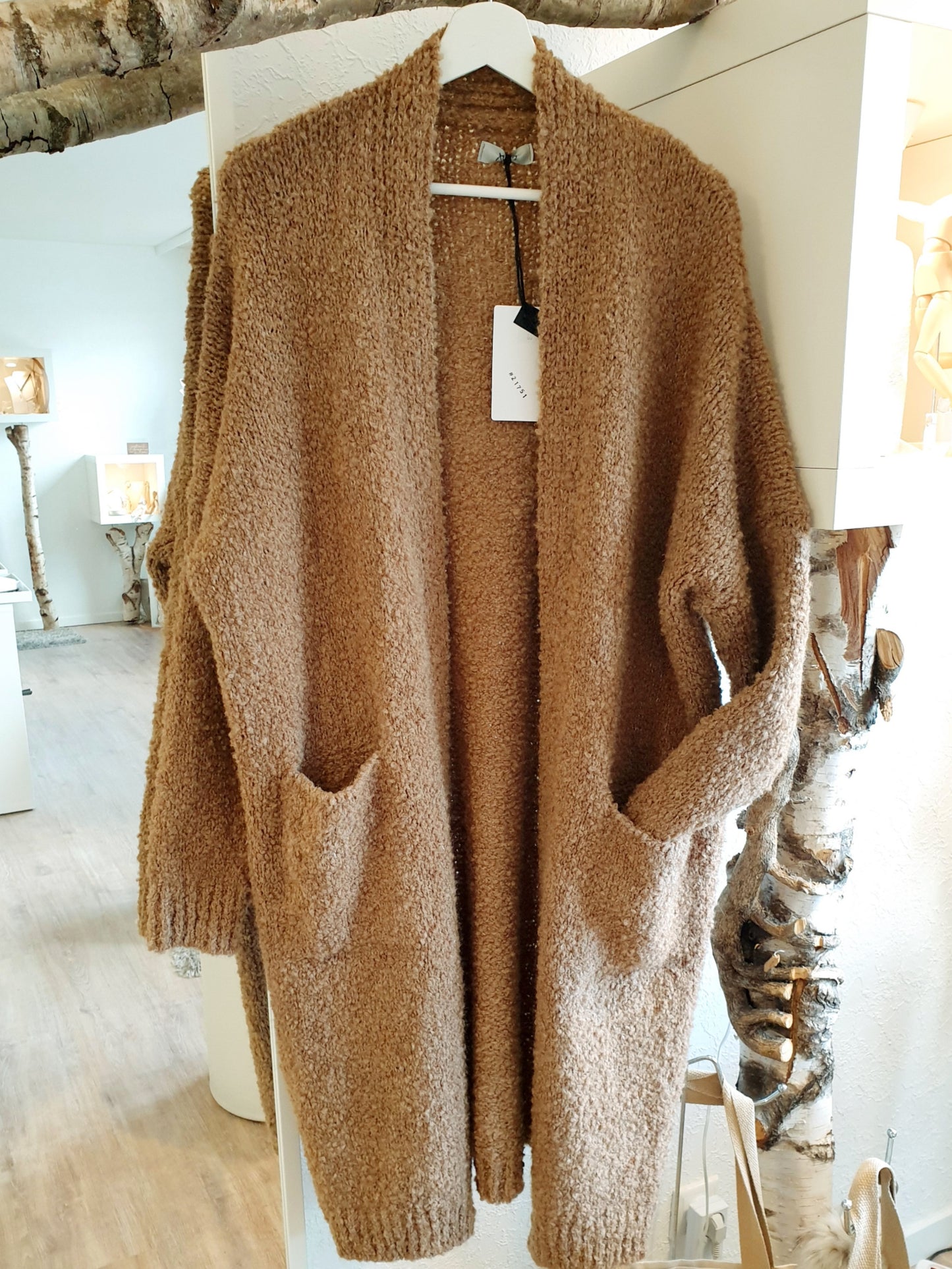 Lange Strickweste Strickmantel aus Boucégarn in Camel