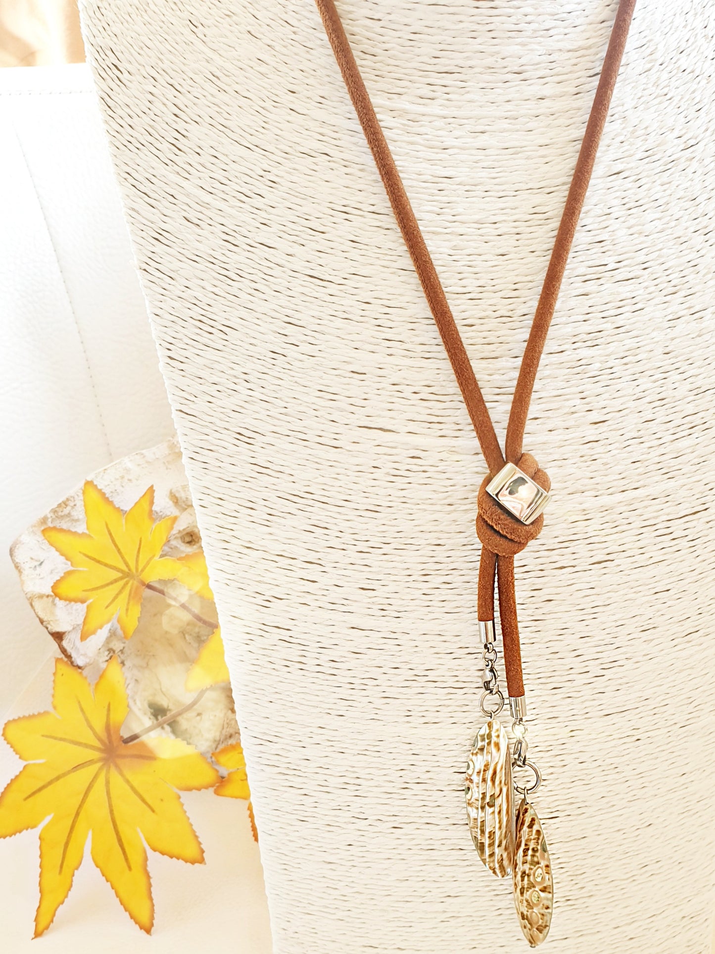 Kette aus Wildleder in Camel mit Muschelanhängern