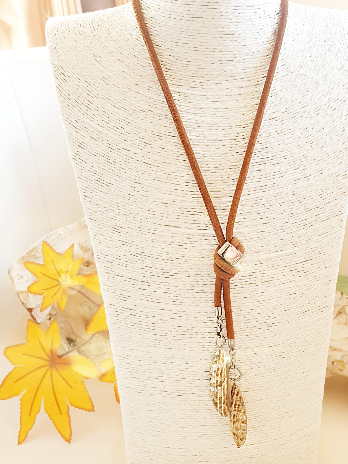 Kette aus Wildleder in Camel mit Muschelanhängern