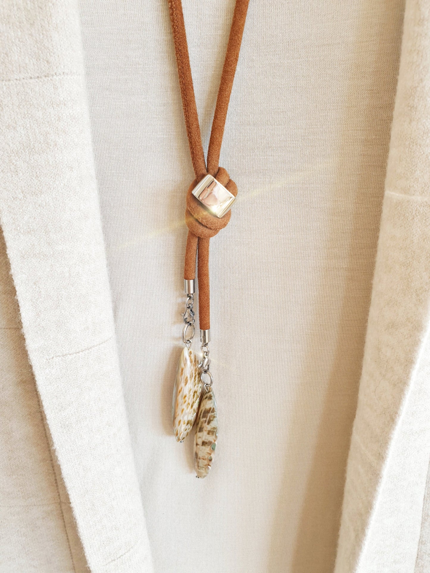 Kette aus Wildleder in Camel mit Muschelanhängern