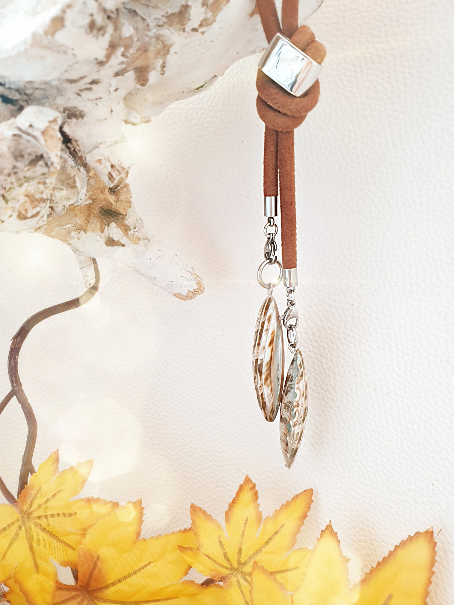 Kette aus Wildleder in Camel mit Muschelanhängern