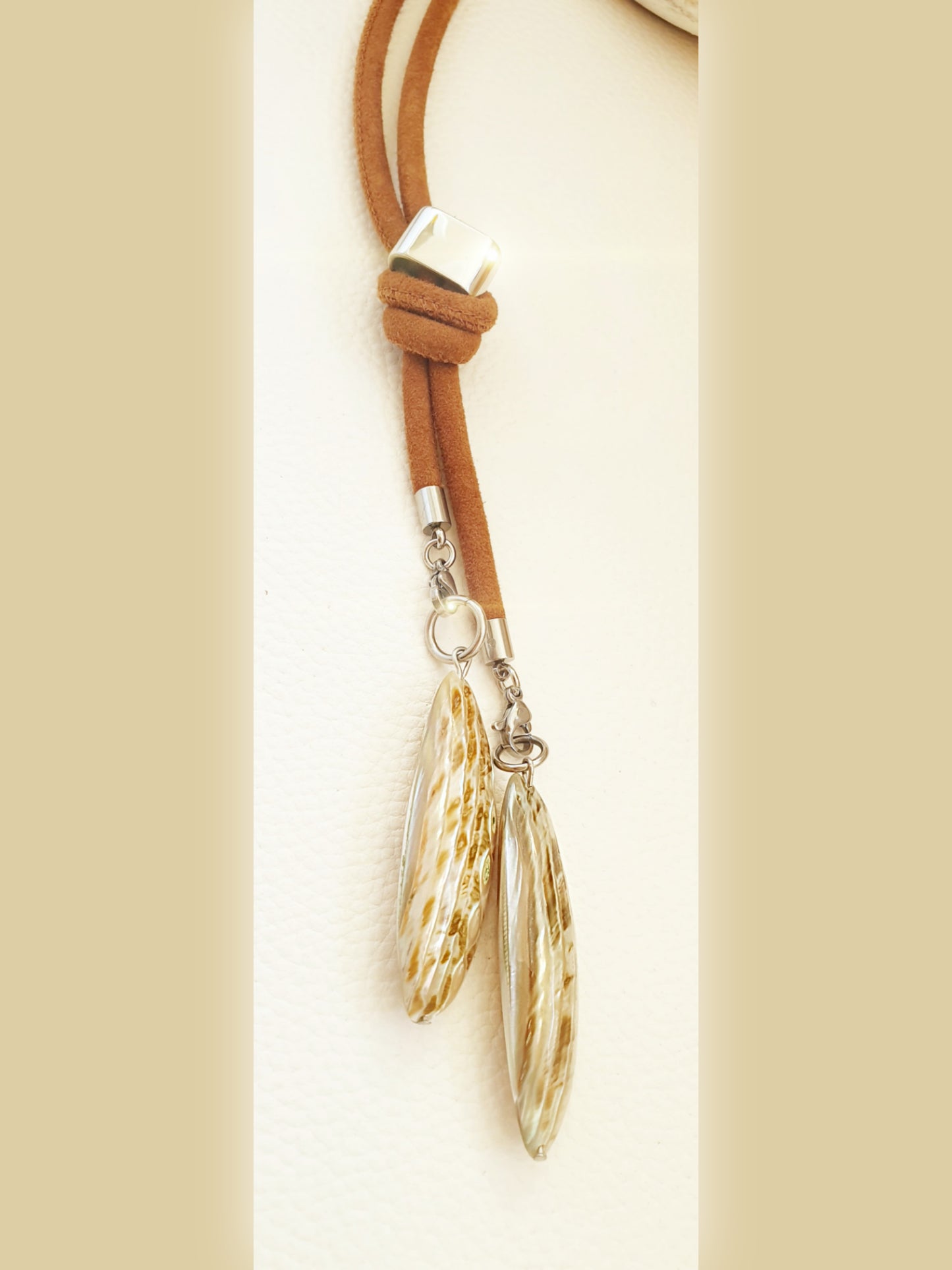 Kette aus Wildleder in Camel mit Muschelanhängern