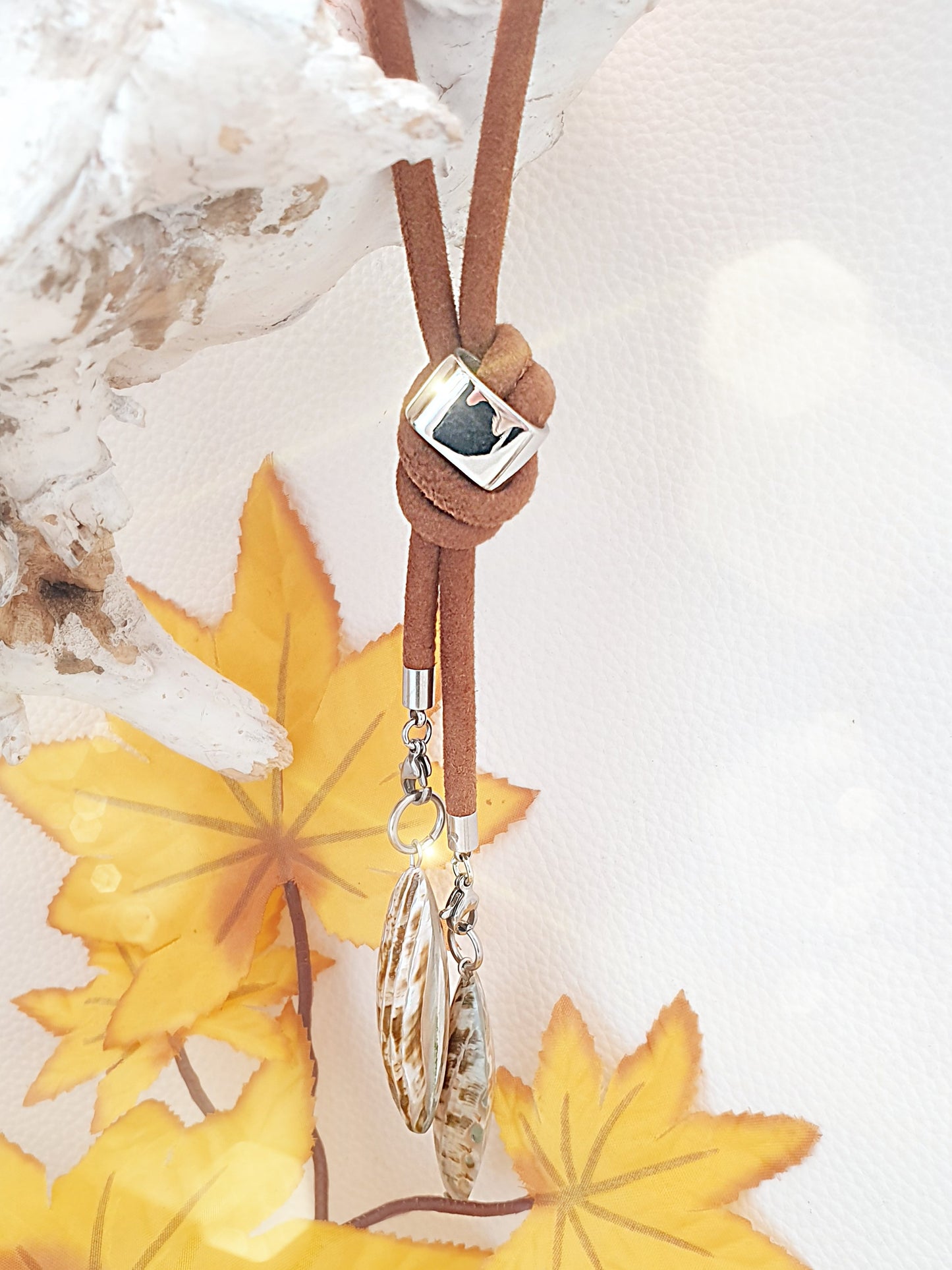 Kette aus Wildleder in Camel mit Muschelanhängern
