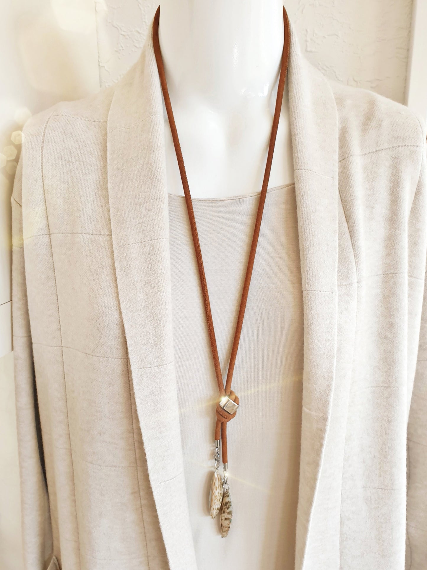 Kette aus Wildleder in Camel mit Muschelanhängern