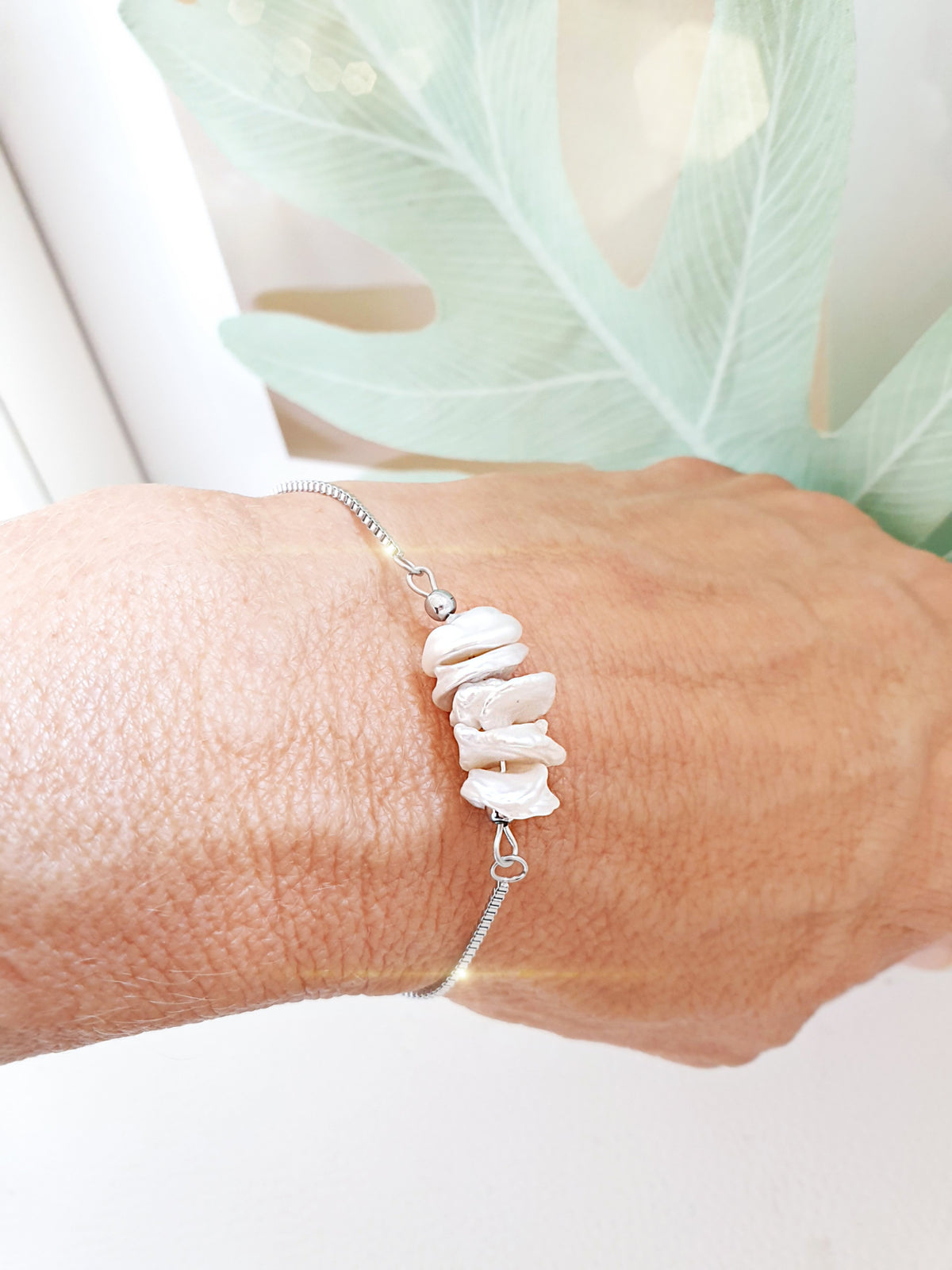 Perlenarmband Edelstahl Barockperlen Creme Weiß Tragebild