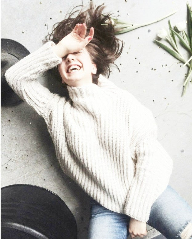 Frau mit Strickpullover
