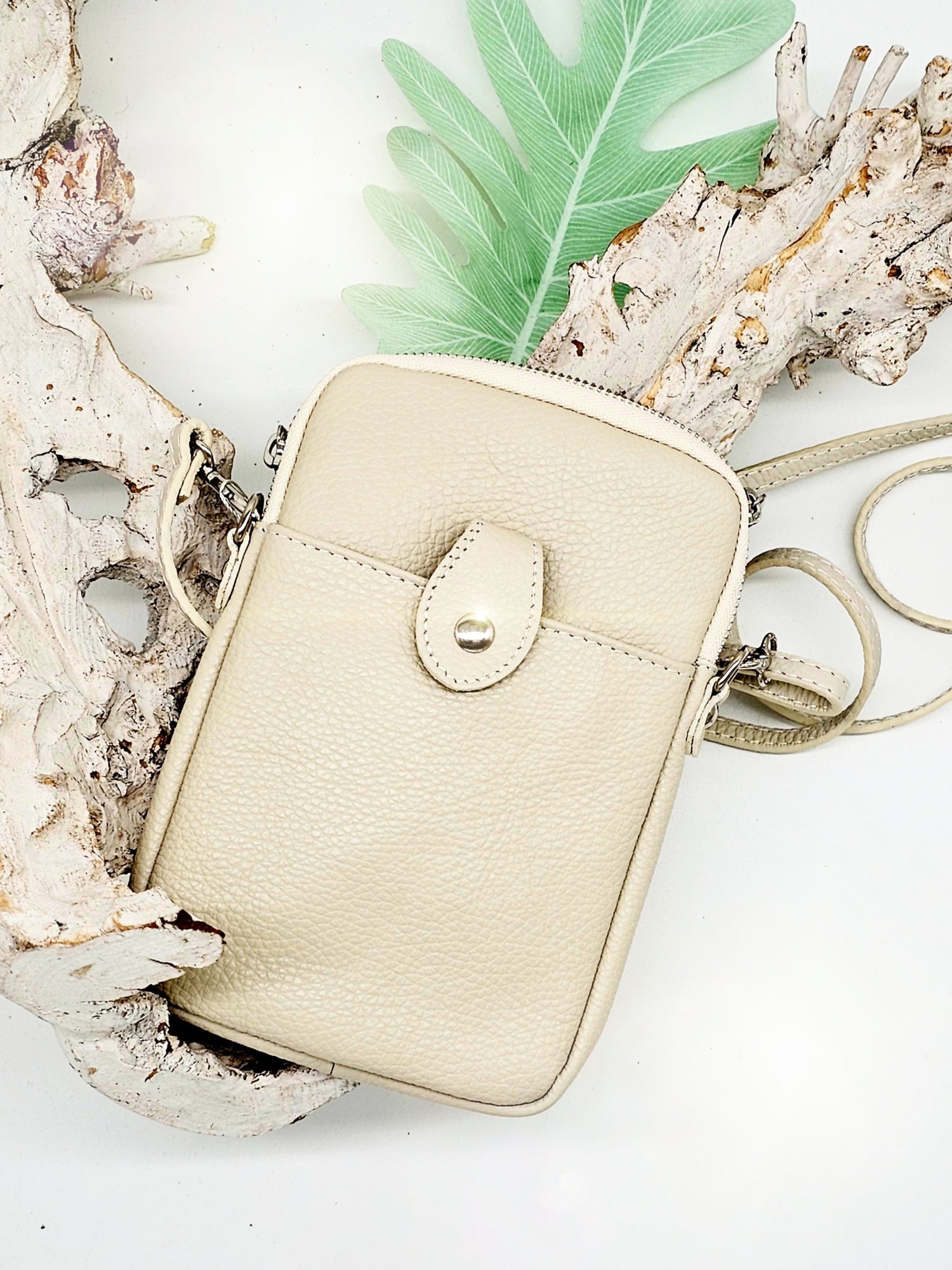 Kleine Crossbody Umhängetasche aus Leder in Beige