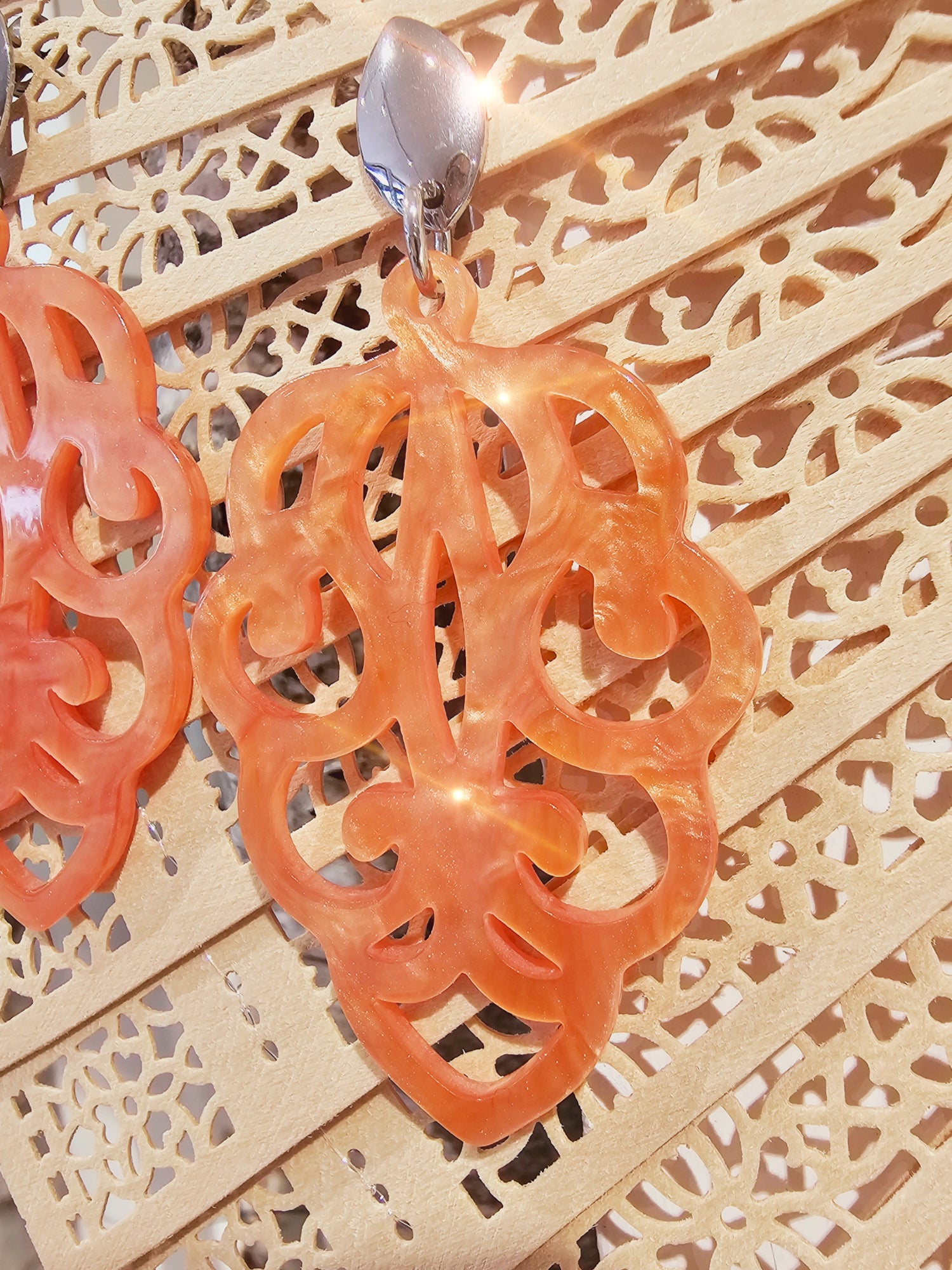 boho-ohrringe-leicht-resin-hellorange-apricot-2