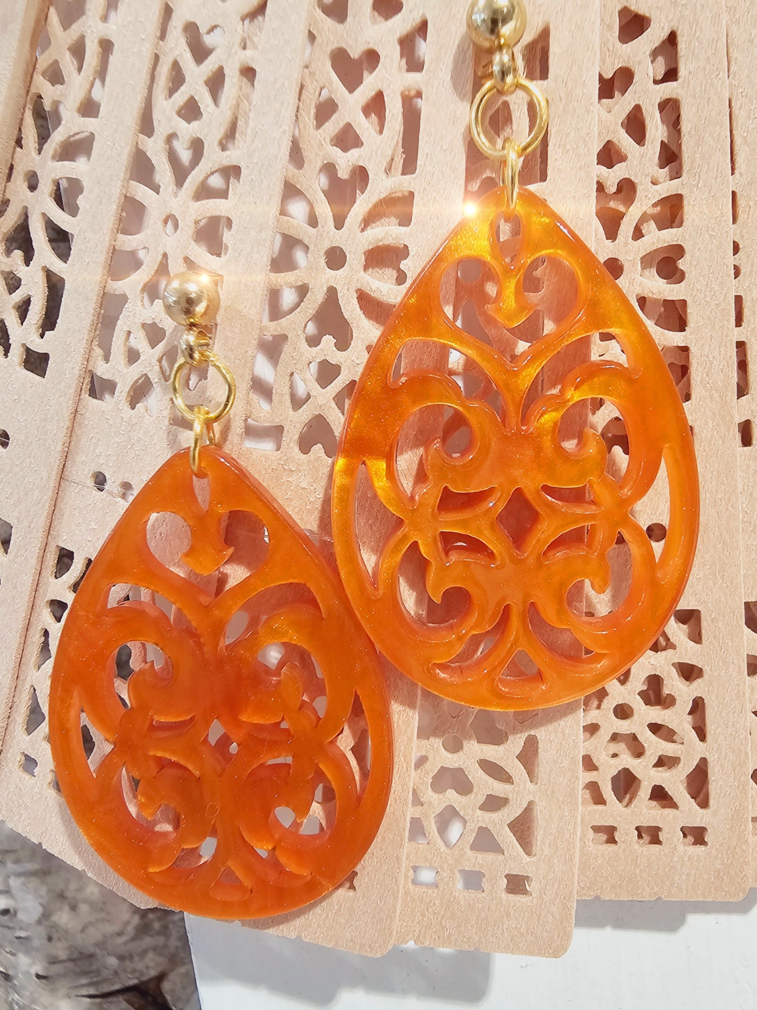 boho-ohrringe-leicht-resin-orange-1