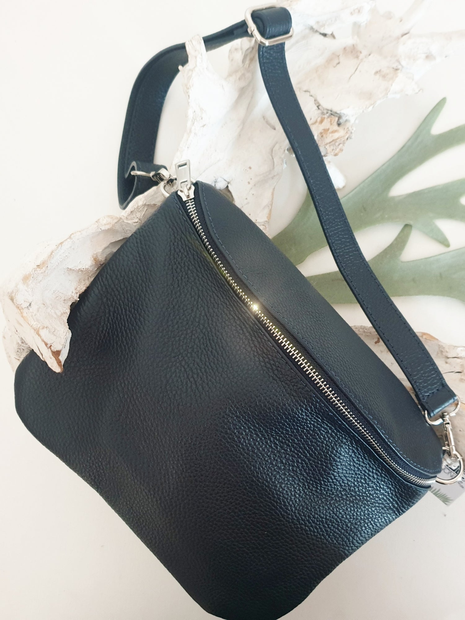 crossbody-bauchtasche-dunkelblau-leder-1