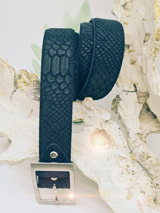 Gürtel aus Leder mit Schlangenprägung in dunkelblau