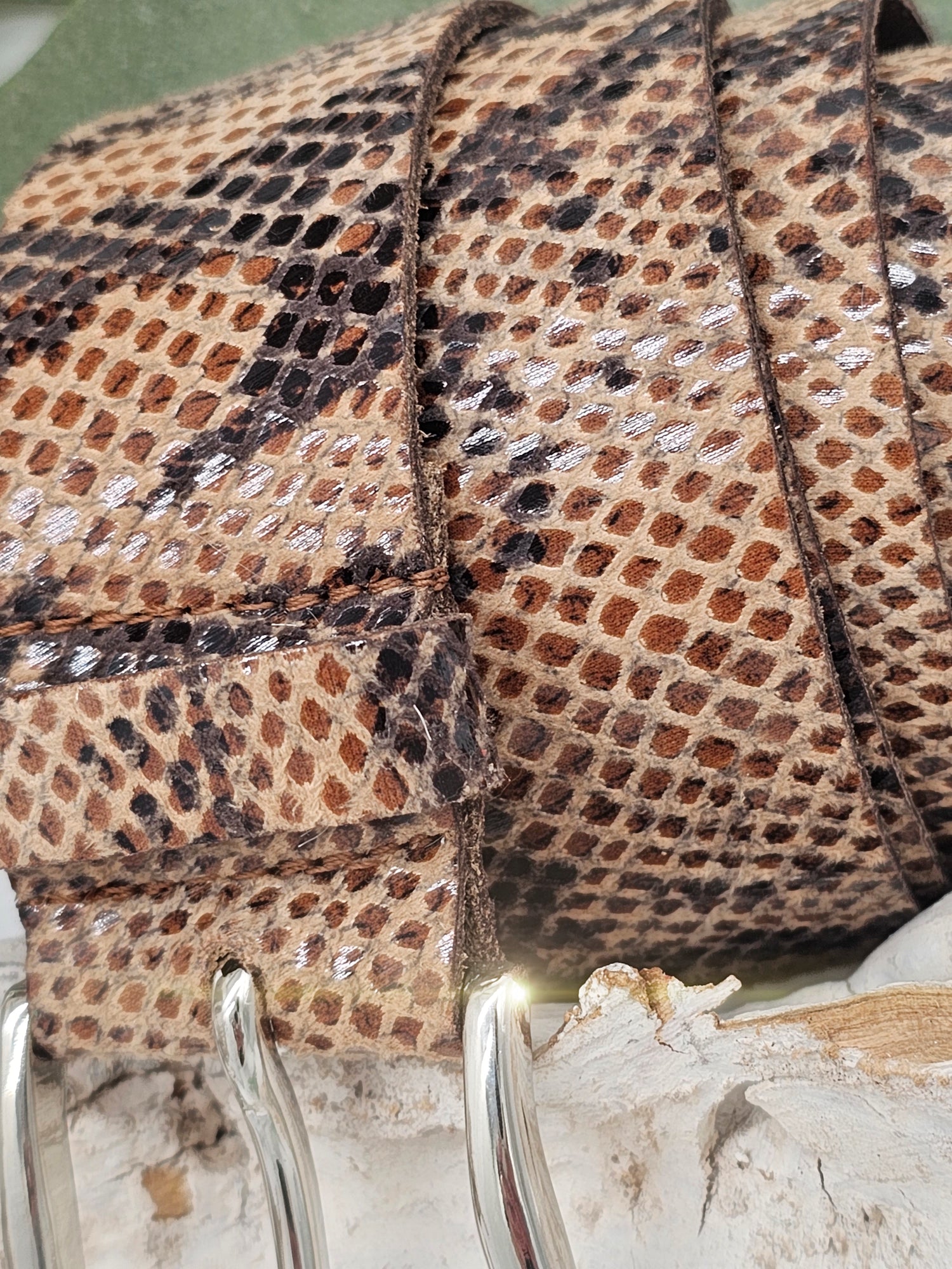 Ledergürtel mit Schlangenprägung in Camel