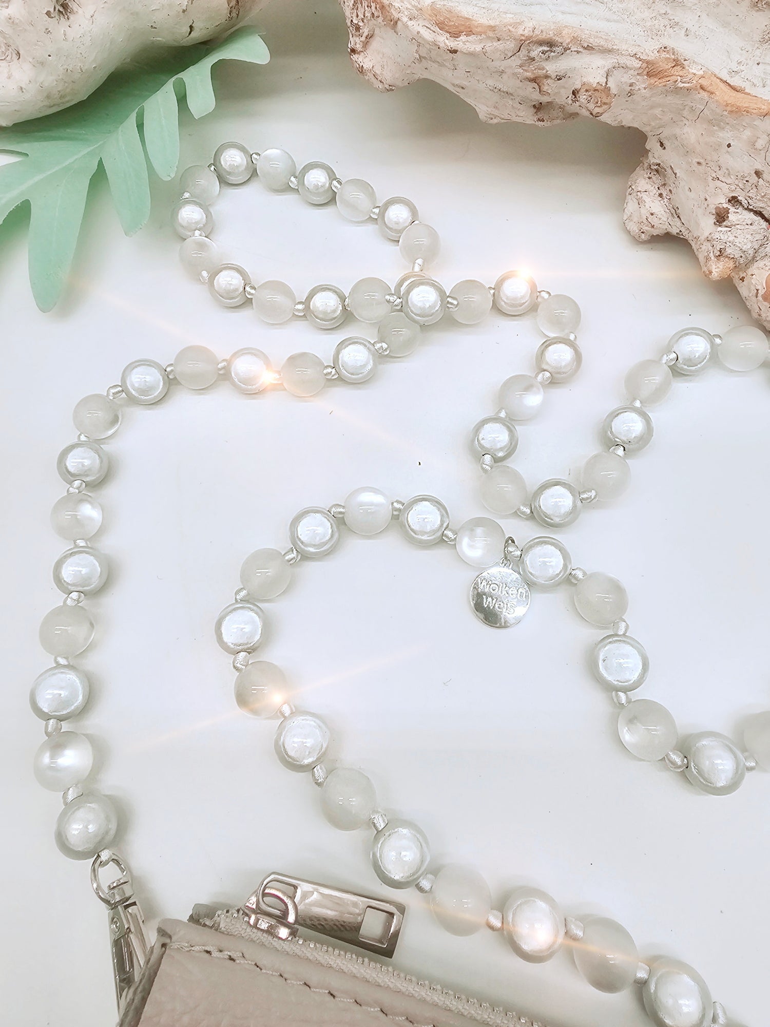 handykette-miraclepearls-grau-weiss-perlen-1