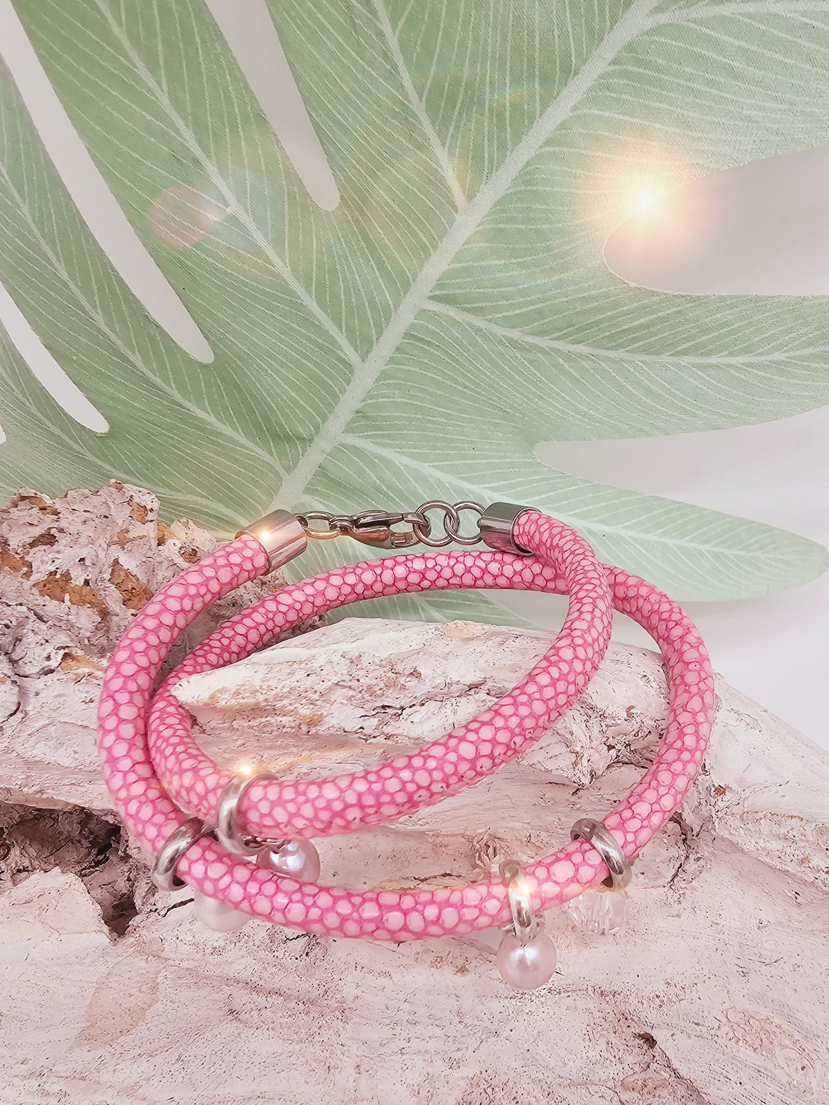 Leder-Armband mit Rochenprägung und Perlenanhängern in Pink