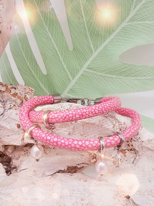 Leder-Armband mit Rochenprägung und Perlenanhängern in Pink