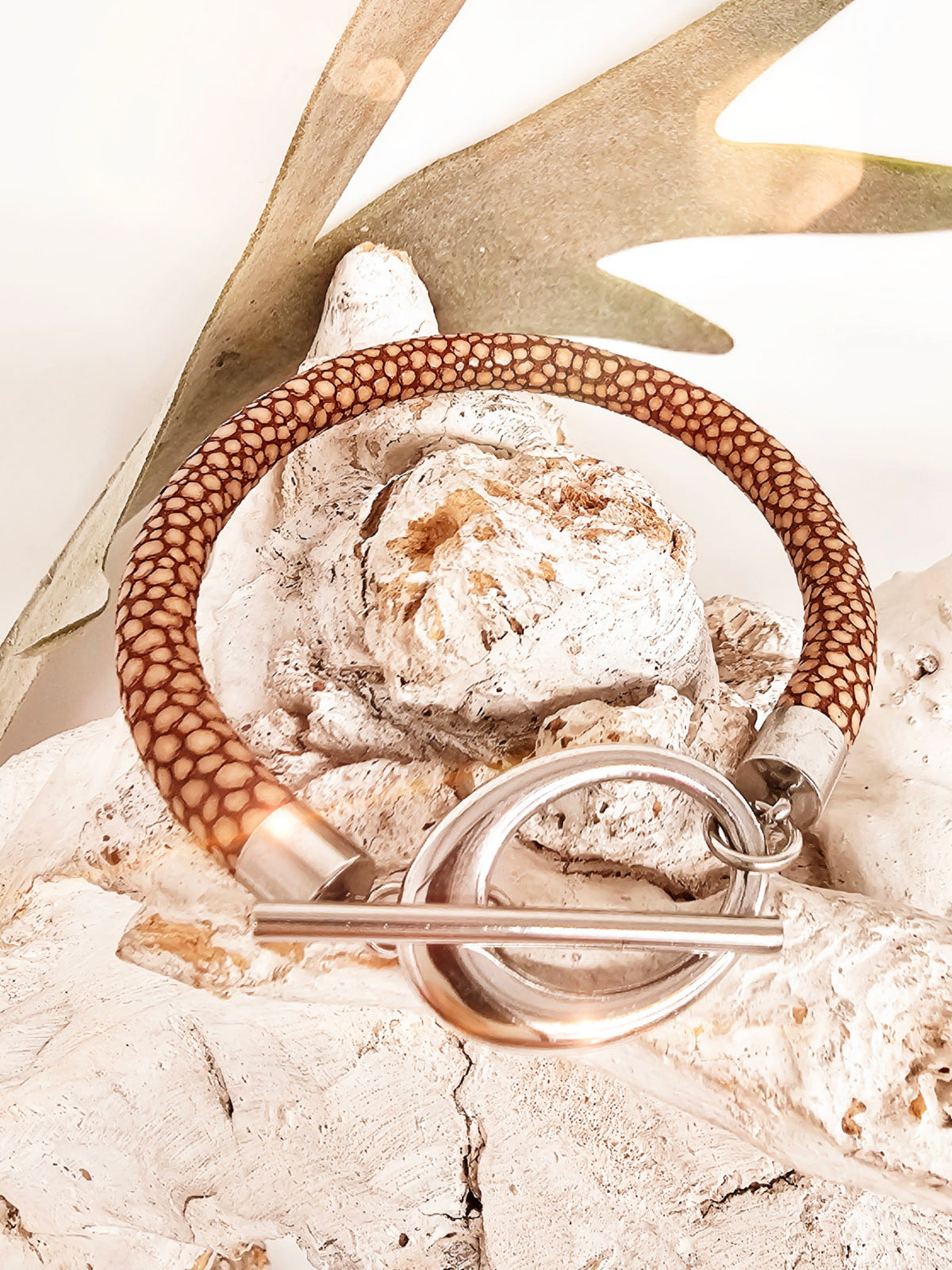 lederarmband-rochenpraegung-camel-knebel-1