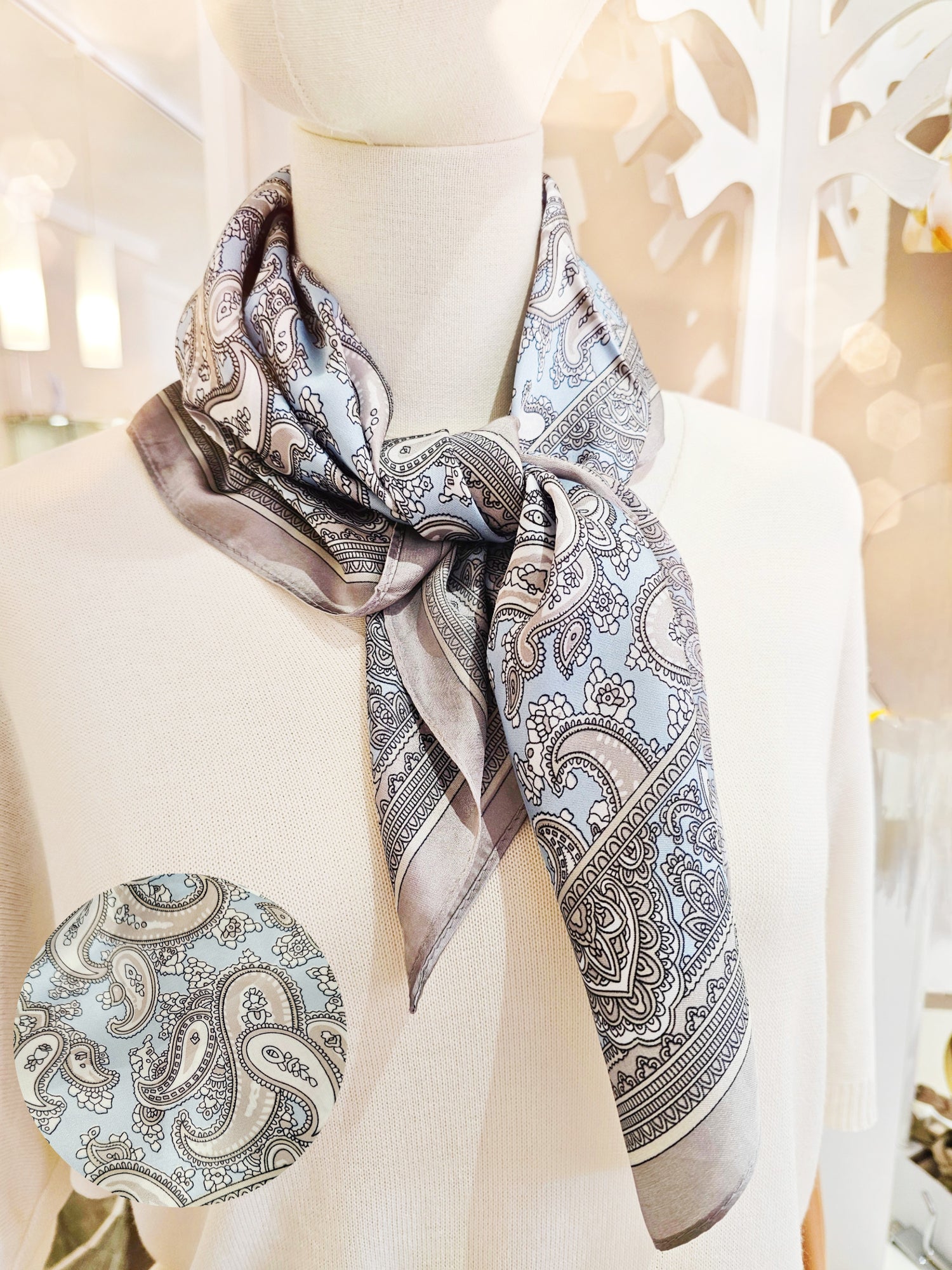 Nickituch mit Paisley-Muster Hellblau Grau 