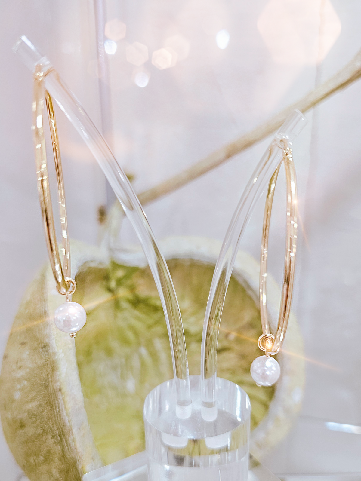 Große, goldene Kreolen mit Perle