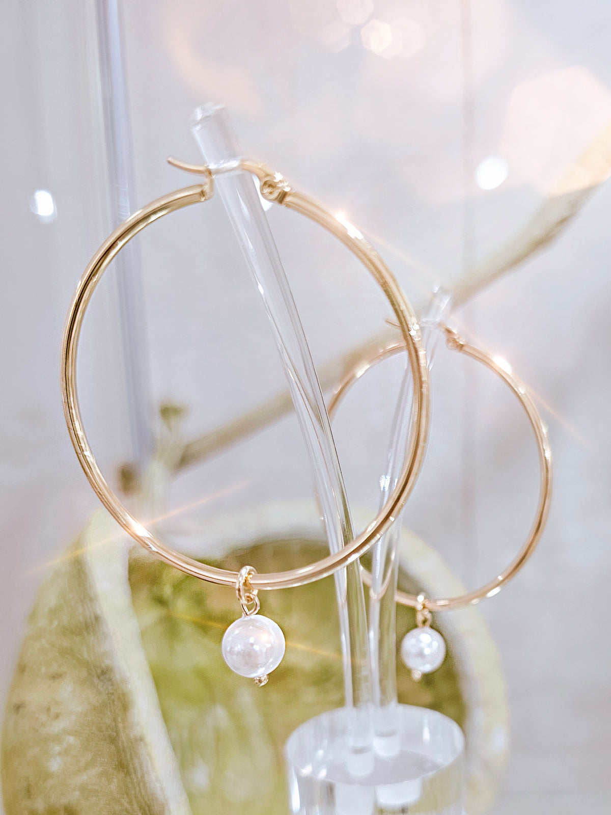 Große, goldene Kreolen mit Perle