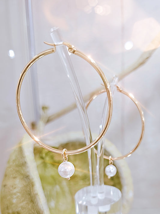 Große, goldene Kreolen mit Perle