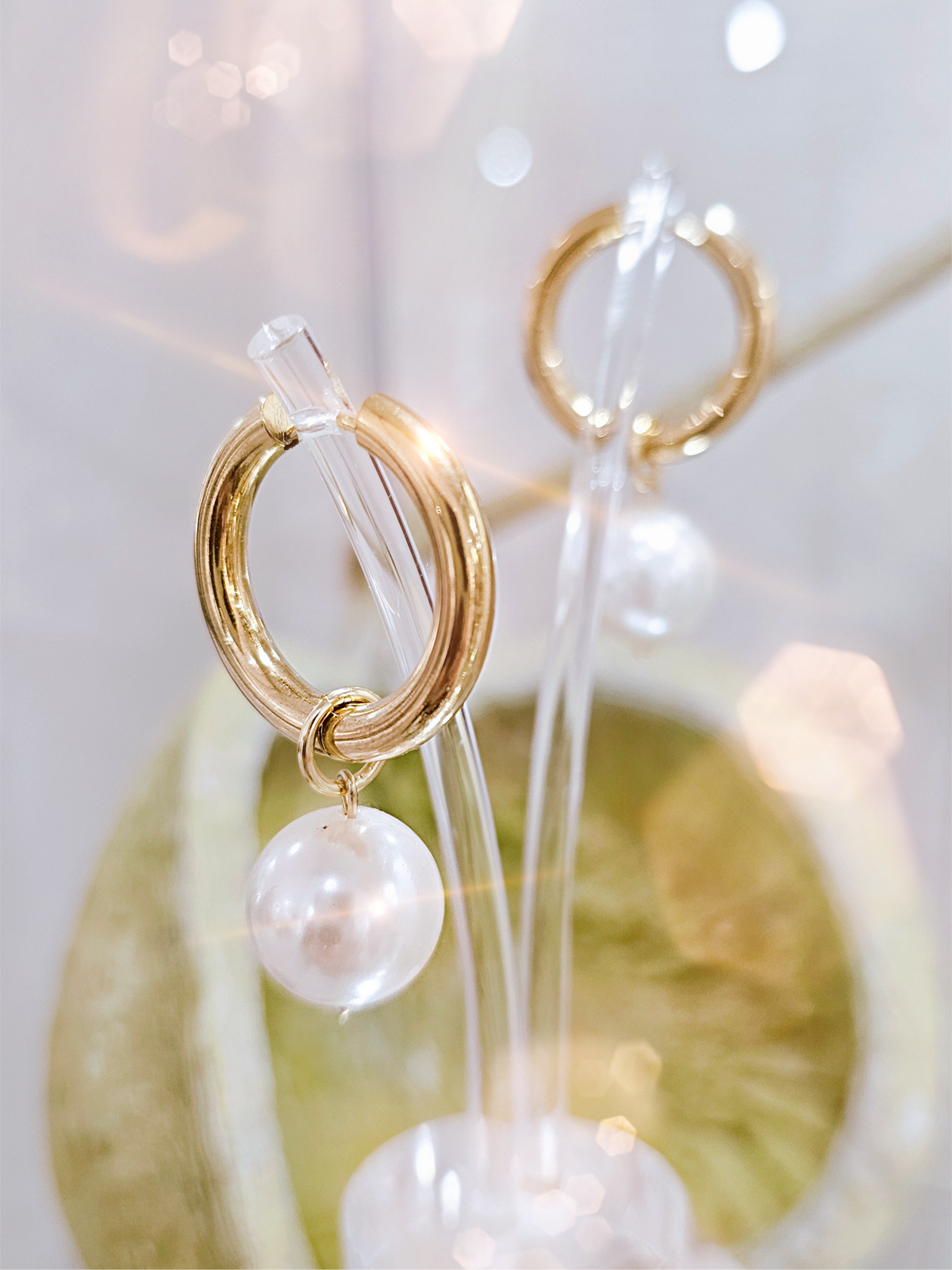Goldene Kreolen mit dicker Perle