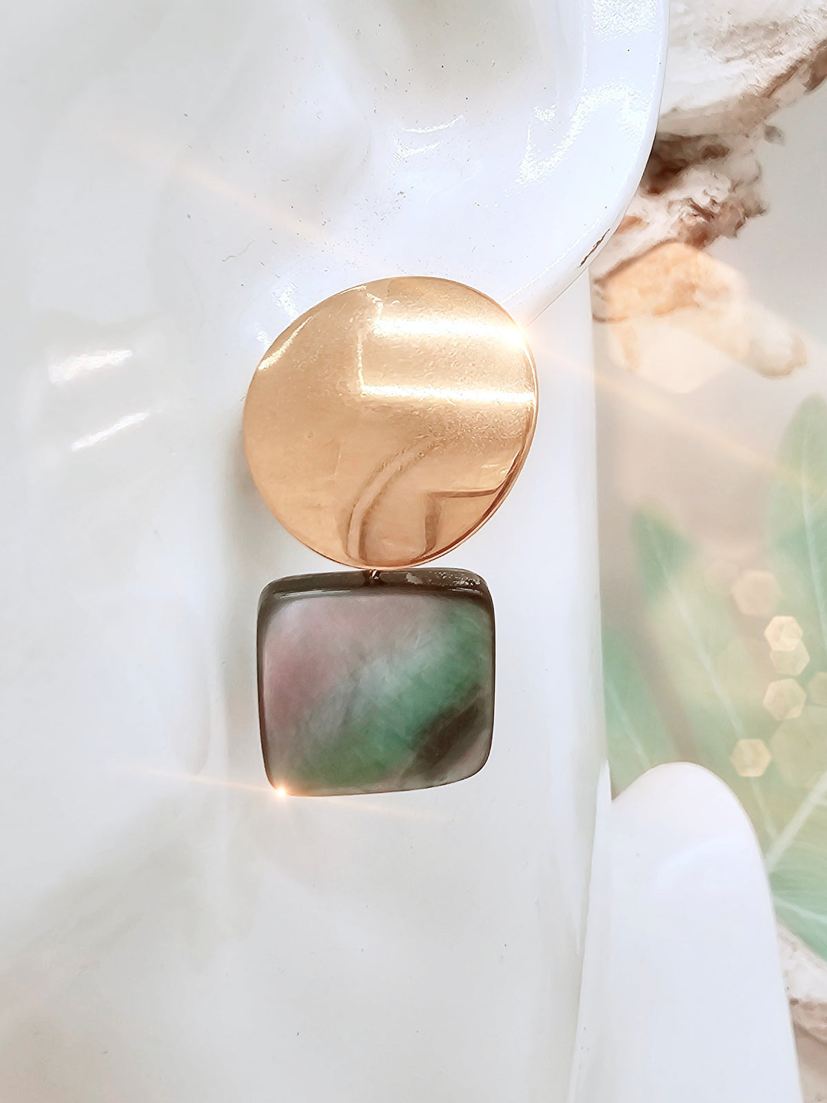 ohrringe-gold-perlmutt-muschel-taupe-1