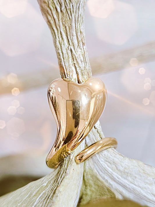 Goldener Ring in Herzform