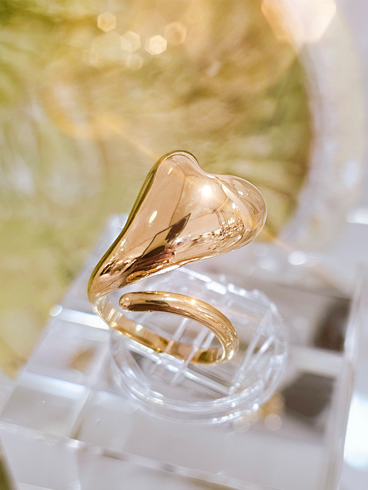 Goldener Ring in Herzform